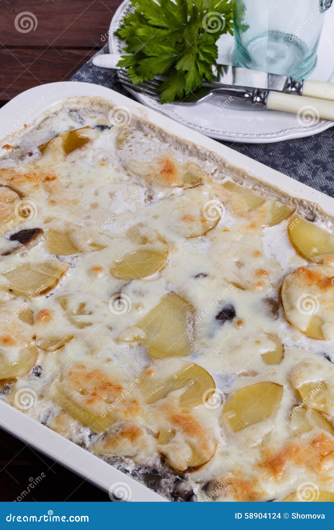 Kartoffelgratin mit Pilzen stockfoto. Bild von grün, petersilie - 58904124