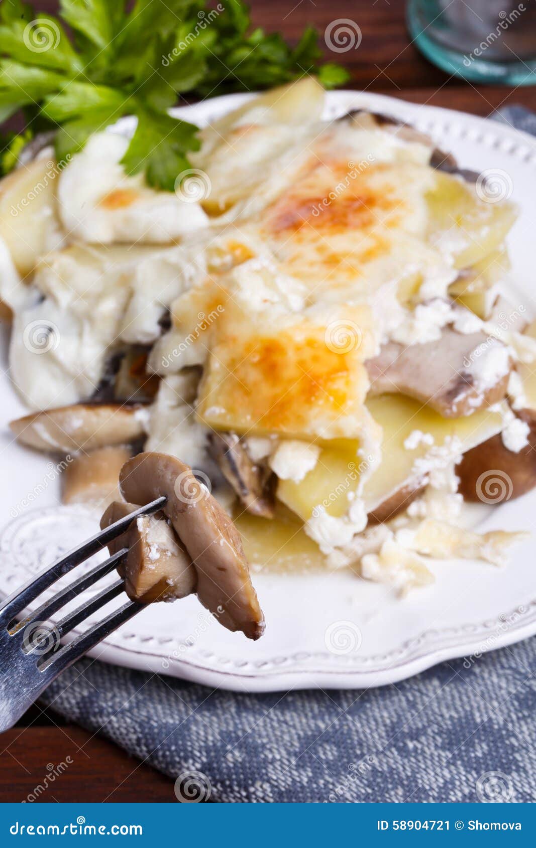 Kartoffelgratin mit Pilzen stockbild. Bild von feinschmecker - 58904721