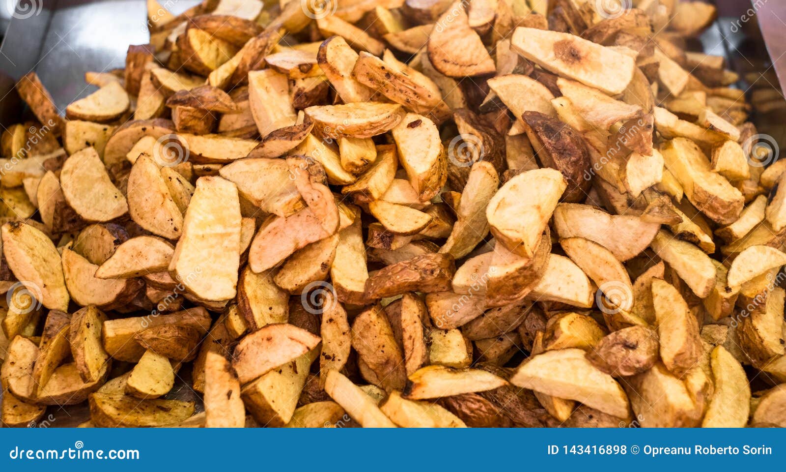 Kartoffeln gebraten im Edelstahlbehälter, nahe Ansicht