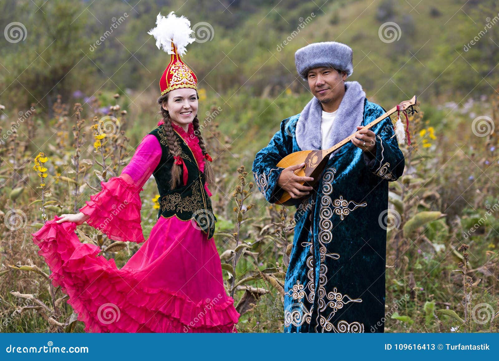 Kasachische Paare In Den Nationalen Kostumen Almaty Kasachstan Redaktionelles Stockfoto Bild Von Kostumen Kasachische