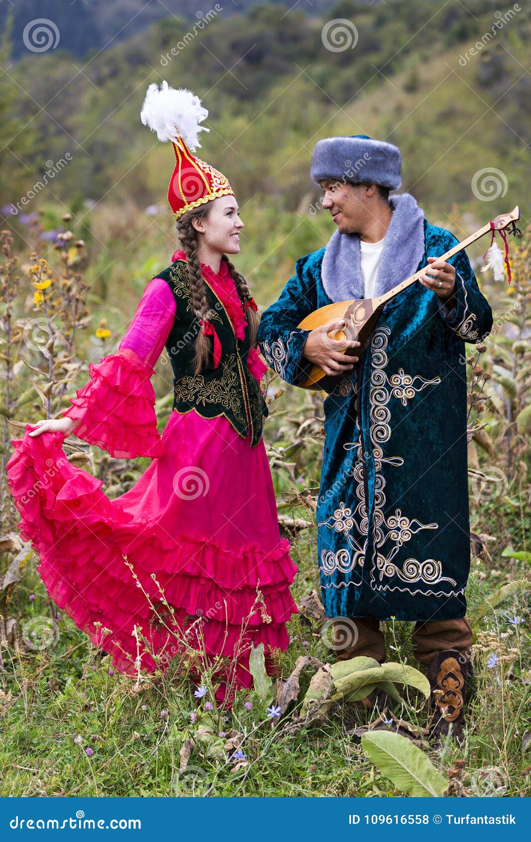 Kasachische Paare In Den Nationalen Kostumen Almaty Kasachstan Redaktionelles Stockfoto Bild Von Kasachstan Nationalen 109616558