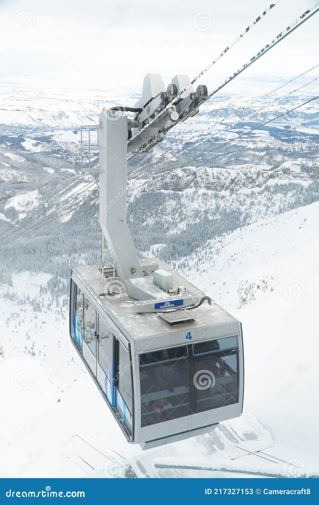 tímido eximir Disparates Cable Car in the Snowy Landscape - Polish Tatra Mountains Near Zakopane  Editorial Stock Photo - Image of rail, polish: 217327153