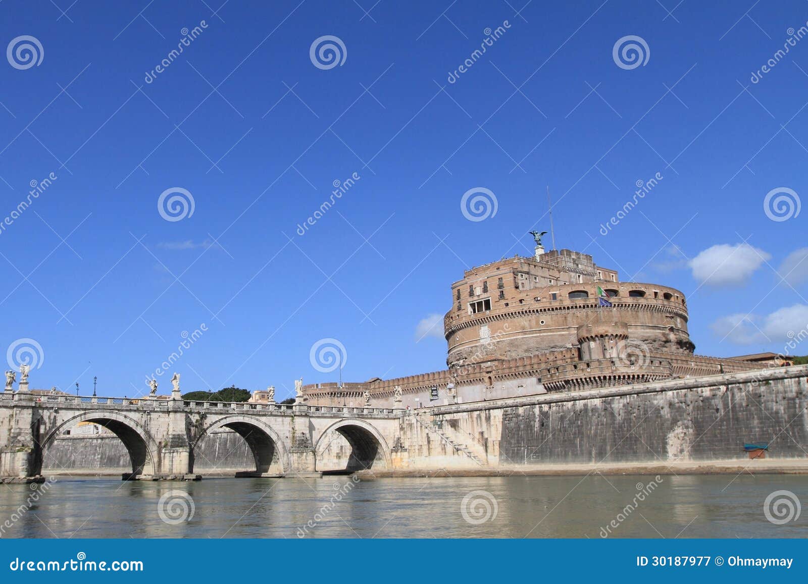 Kasteel en brug op rivier, Rome. Middeleeuws brug en kasteel op Tiber-rivier in Rome