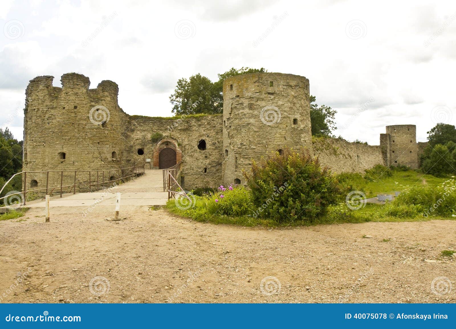 Kasteel Koporye, Rusland. Koporye, Rusland - Juli 21, 2013: het kasteel van middenleeftijdenkoporskaya in dorp Koporye in omgeving van St. Petersburg, Rusland.