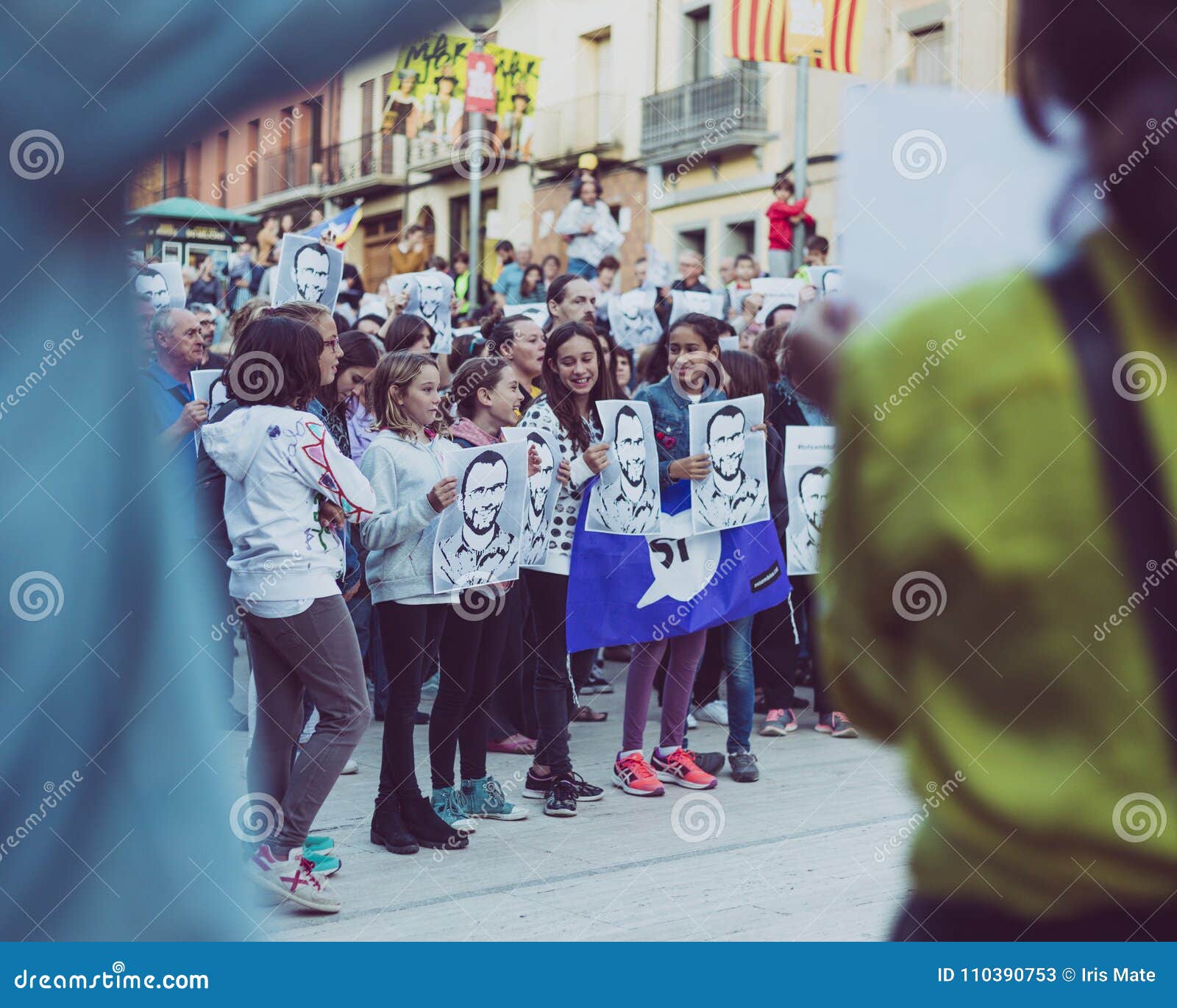 Katalanische Unabhängigkeitsbewegung. Bild eines Protestes in Katalonien Sie verlangen nach der Freigabe von gefangen gesetzten katalanischen Unabhängigkeitsführern und auch bitten um Demokratie Einige Kinder, die Freiheit für politische Gefangene verlangen
