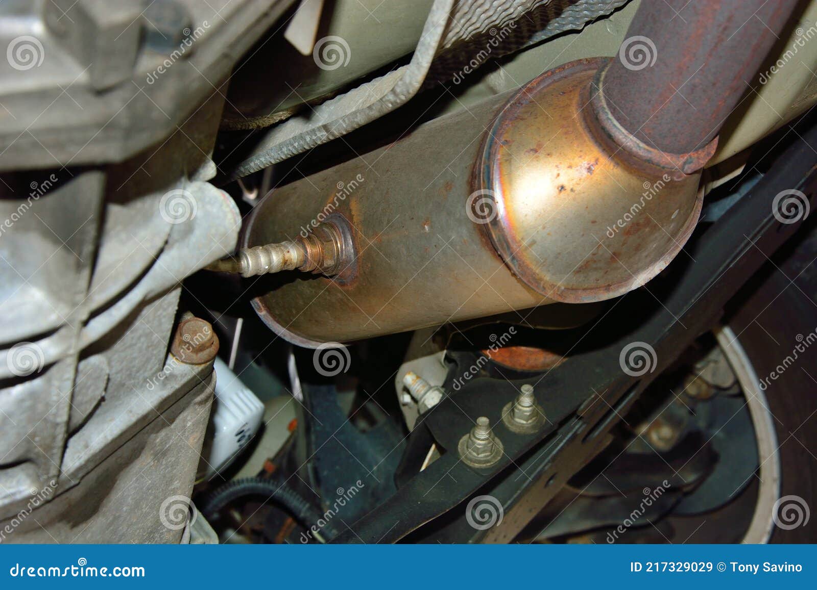 https://thumbs.dreamstime.com/z/katalytisch-umgesetzt-mit-o-sensor-unter-auto-selektiver-fokus-auf-einem-sauerstoffsensor-der-direkt-katalysator-unterseite-217329029.jpg