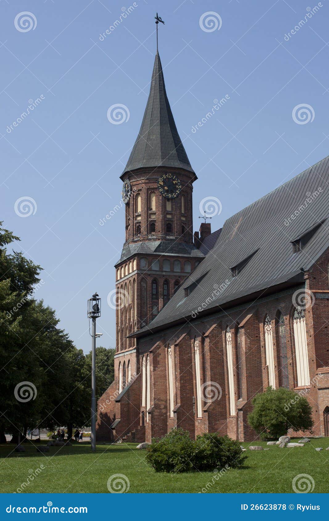 Kathedraal in Kaliningrad, een de zomer zonnige dag