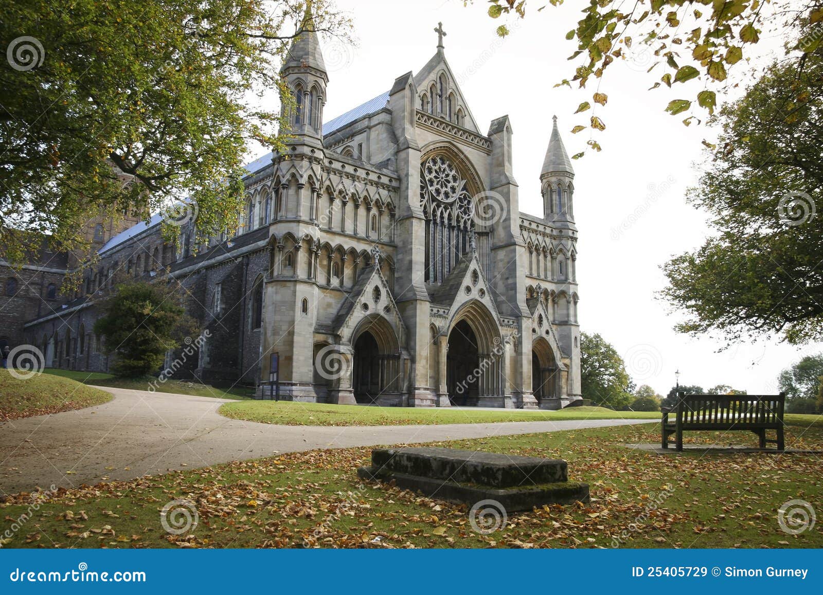 Kathedraleengland-Herbst Str.-Albans. Gefallene laves in Verulamium parken Str. Albans vor der historischen Kathedrale, hertforshire, England