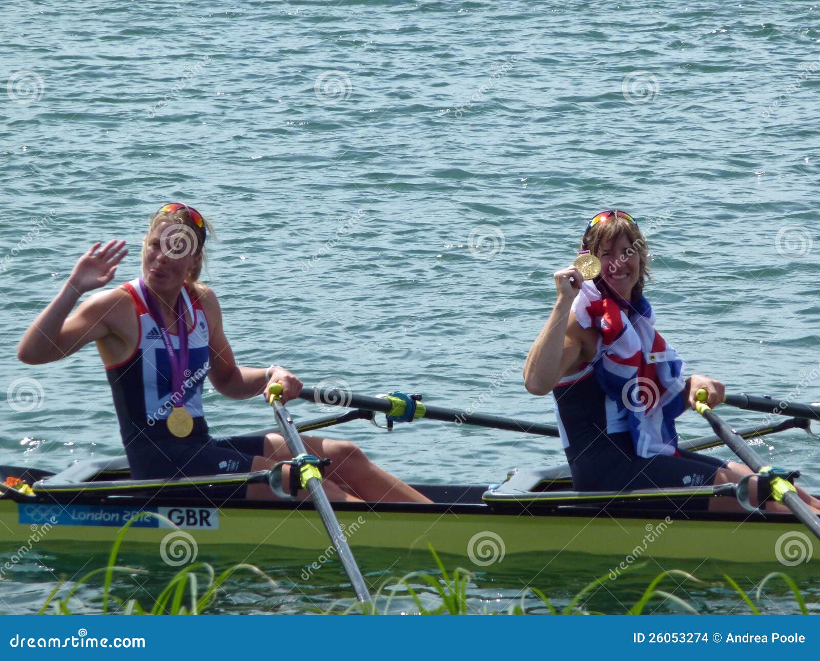 Katherine Grainger wint Goud. Katherine Grainger en Anna Watkins die met hun gouden medailles na het winnen van de dames pronkt verdubbelen schedels bij Olympics 2012 van Londen.