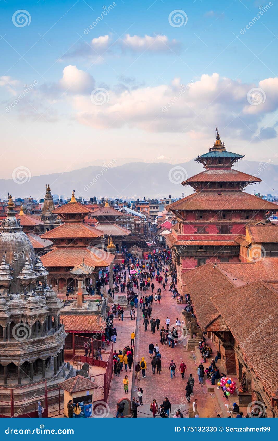 Kathmandu Nepal 9 Marz 2020 Vogelperspektive Von Quadrat Patan Durbar Menschen Die Sich Um Die Tempelvoraussetzungen Schlend Redaktionelles Bild Bild Von Hinduismus Panorama 175132330