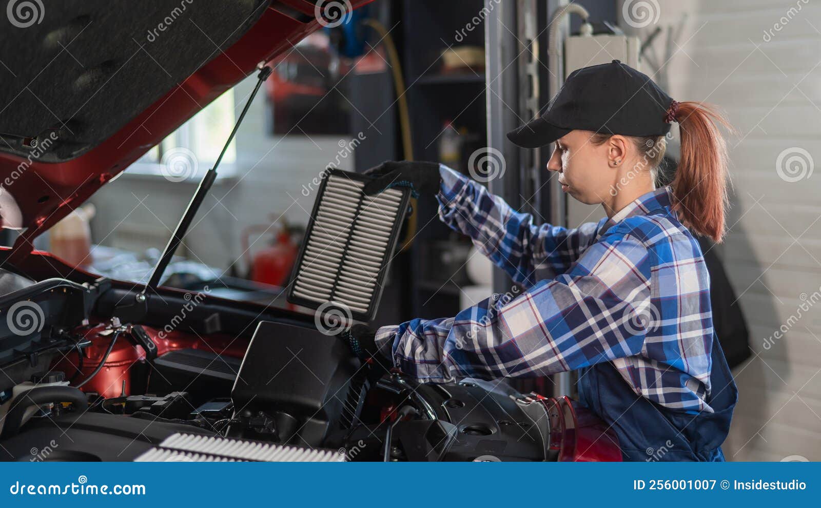 Kaukasische Kfz-Mechanikerin Verändert Den Motorluftfilter Im Auto.  Stockbild - Bild von wartung, kaukasisch: 256001007