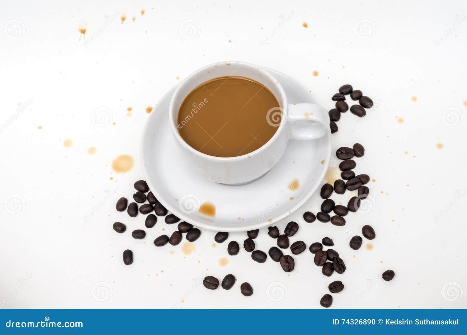 Kawa w białej filiżance z kawowymi fasolami i kawowa plama na białym tle. Gorąca kawa w filiżance z kawowymi fasolami