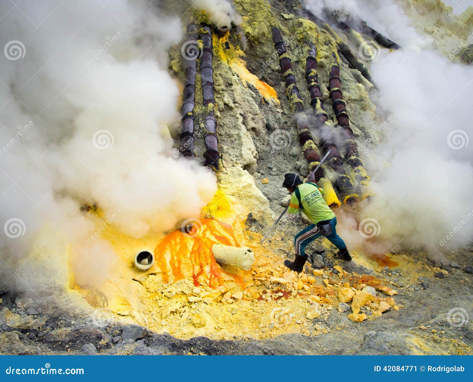 Kawah伊真火山 印度尼西亚工作里面火山口的硫磺矿工编辑类照片 图片包括有kawah伊真火山 印度尼西亚工作里面火山口的硫磺矿工