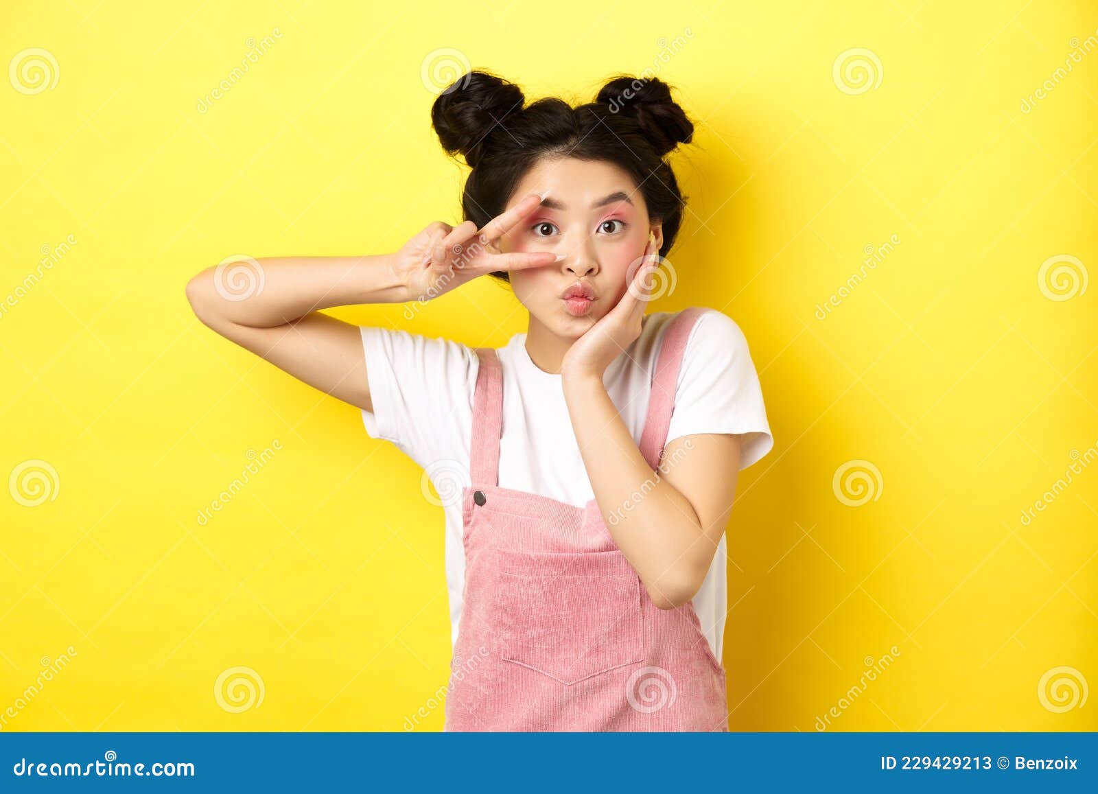 Kawaii Asiatique Jeune Fille Montrant Des Signes Et Des Pousses Mignonnes  Faisant Un Visage Idiot Avec Maquillage Debout Sur Fond Image stock - Image  du heureux, lumineux: 229429213