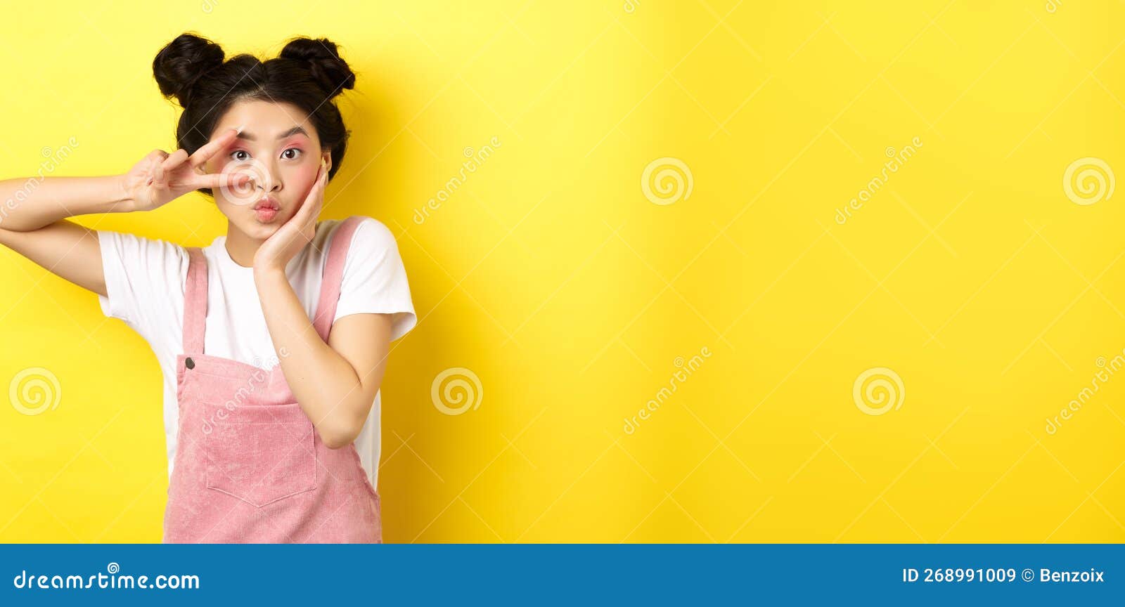 Kawaii Asiatique Jeune Fille Montrant Des Signes Et Des Pousses Mignonnes  Faisant Un Visage Idiot Avec Maquillage Debout Sur Fond Image stock - Image  du heureux, lumineux: 229429213