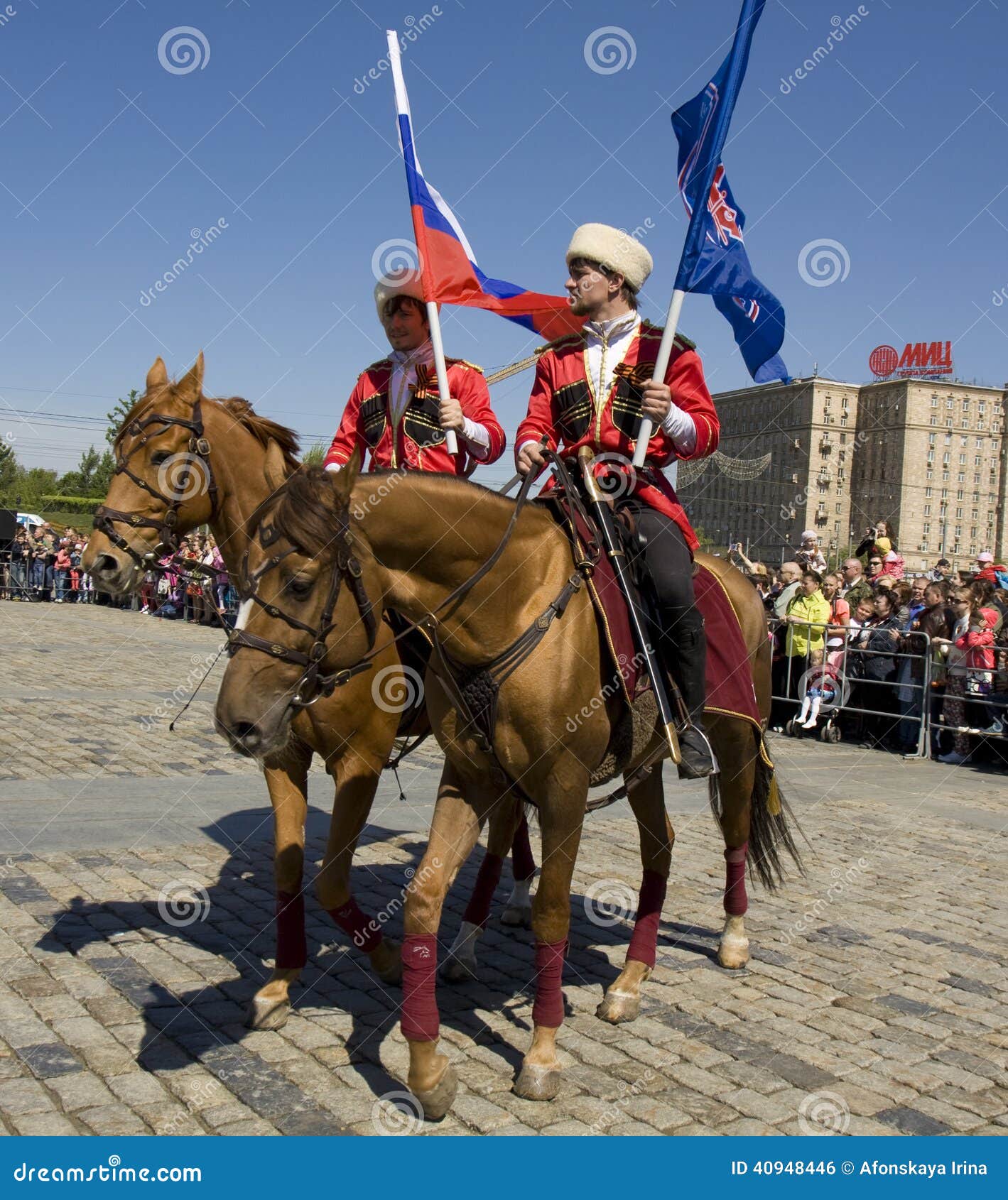 Kawaleria pokazuje w Moskwa. MOSKWA, MAJ - 9, 2014: kawaleria pokazuje w pamiątkowym Poklonnaya wzgórzu poświęcać wakacyjny zwycięstwo dzień zwycięstwo w Drugi wojnie światowa, uczestnika prezydenta pułku kawalerii i Kremlin kawalerii, szkoła