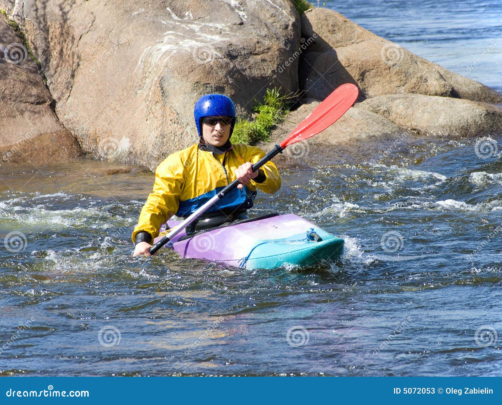 Podobieństwo kayaker wiosła wody