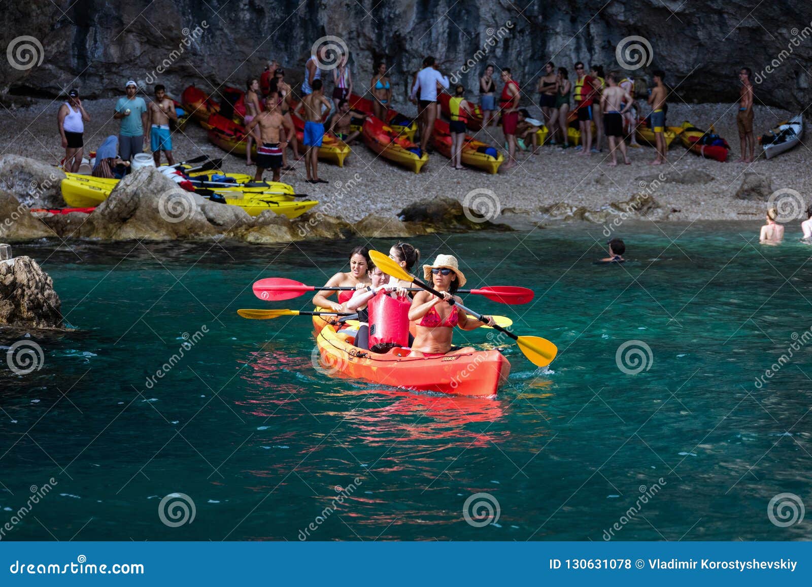 Kayaking in Dubrovnik, Kroatië. Kayaking is zeer populair onder de toeristen die Dubrovnik bezoeken