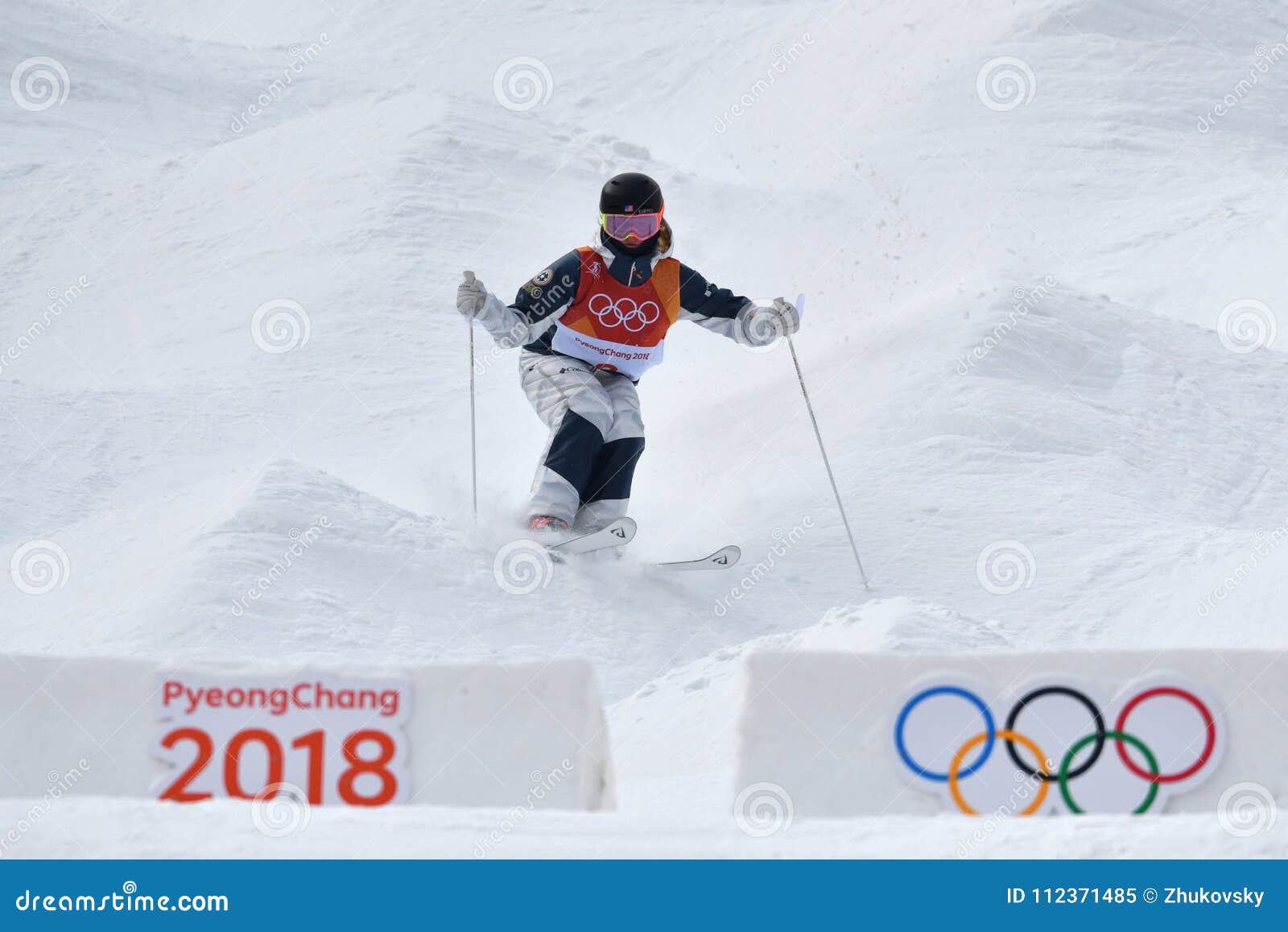 PYEONGCHANG, ЮЖНАЯ КОРЕЯ - 9-ОЕ ФЕВРАЛЯ 2018: Keaton McCargo Соединенных Штатов состязается в квалификации кочек ` дам на 2018 Олимпиадах зимы в парке снега Феникса в PyeongChang