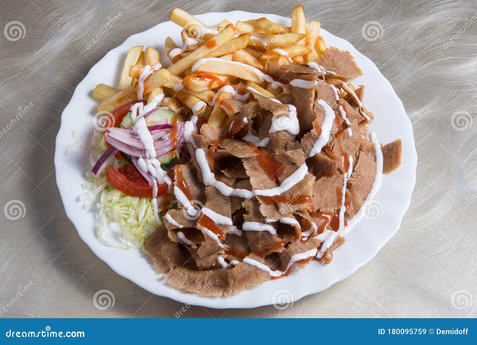 Kebab mit Kartoffeln stockbild. Bild von nahrung, bratrost - 180095759