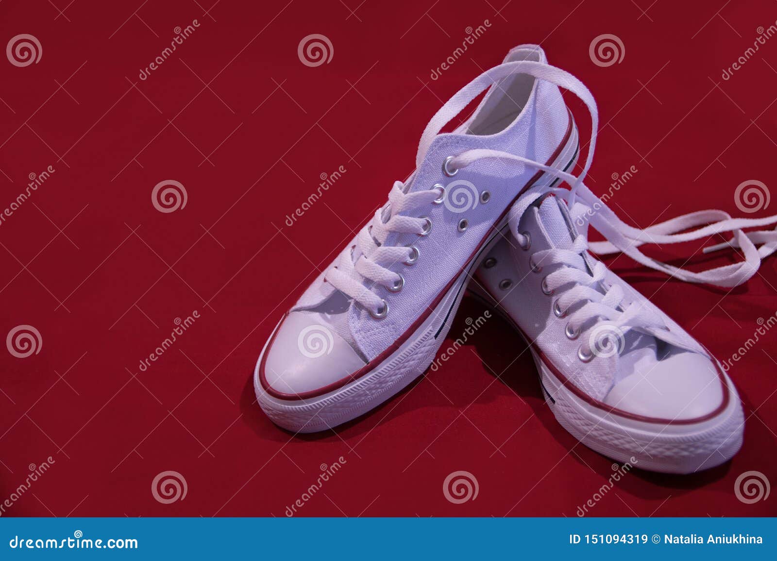 Keds Blancos Con Los Cordones En Un Fondo Rojo archivo Imagen zapatos, atado: 151094319