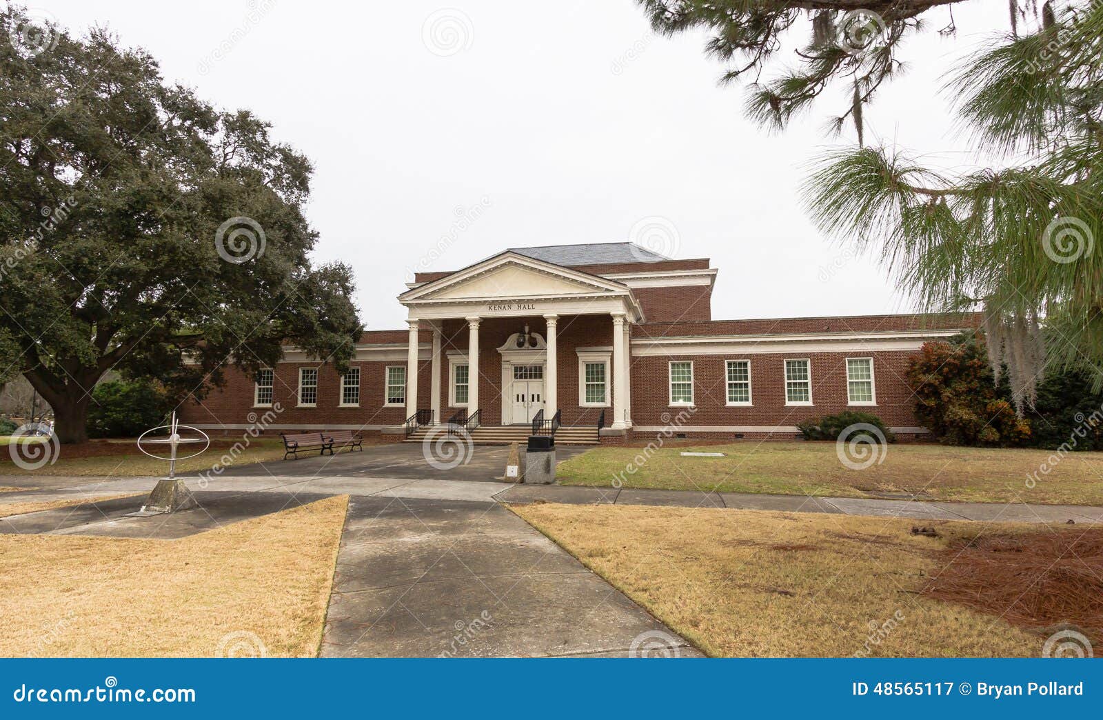Keenan Hall en UNCW fotografía editorial. Imagen de columnas 48565117
