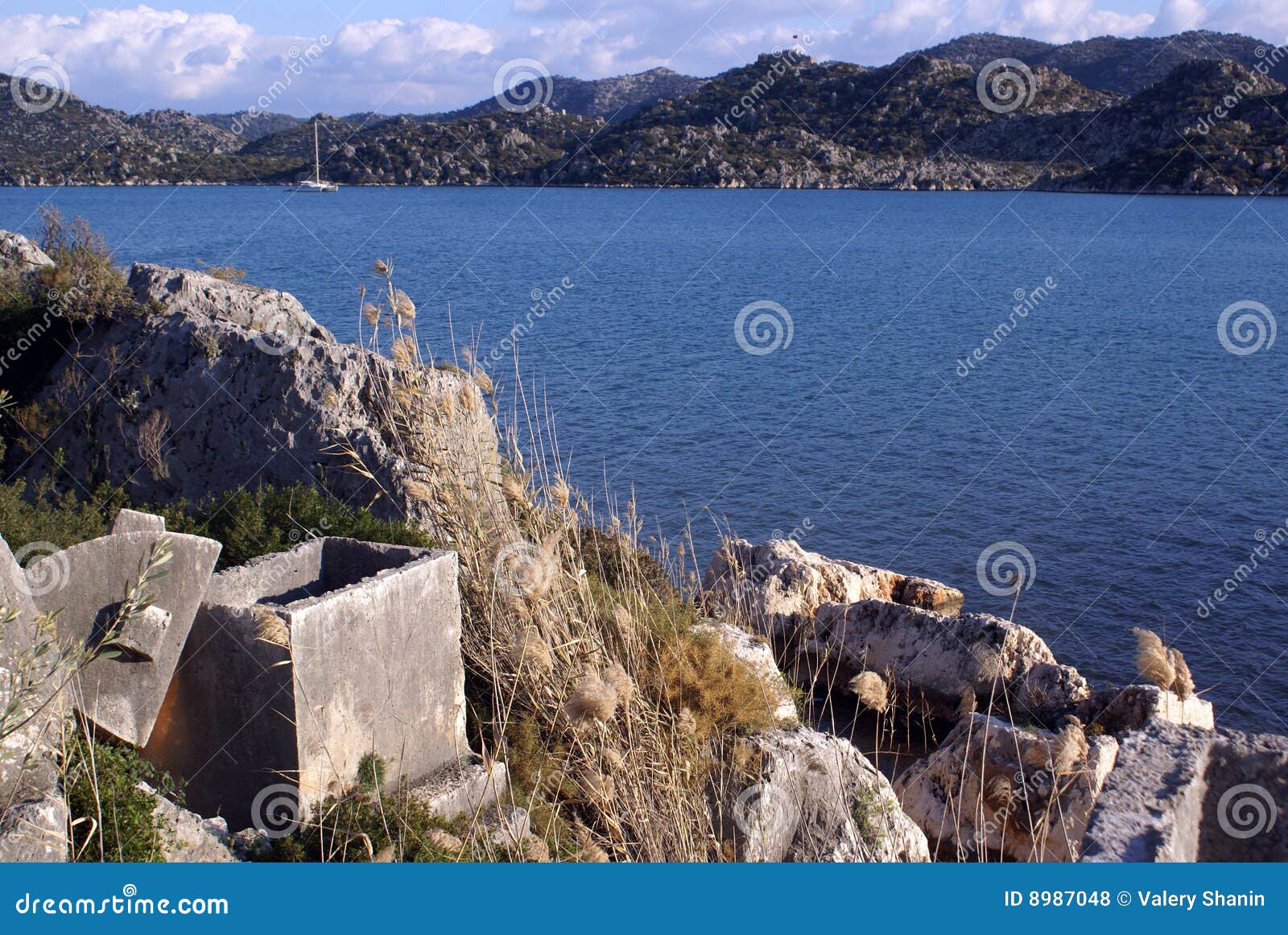 Overzeese kust en sarcofagen in Kekova, Turkije