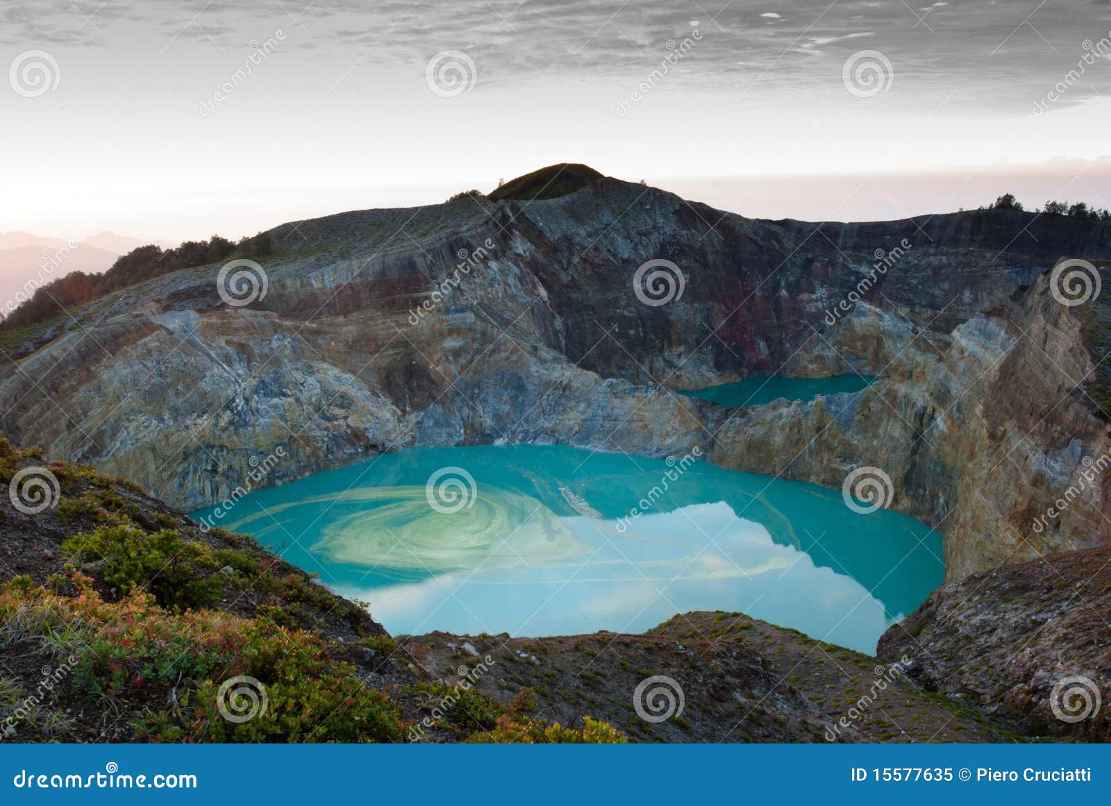 kelimutu colored crater lake