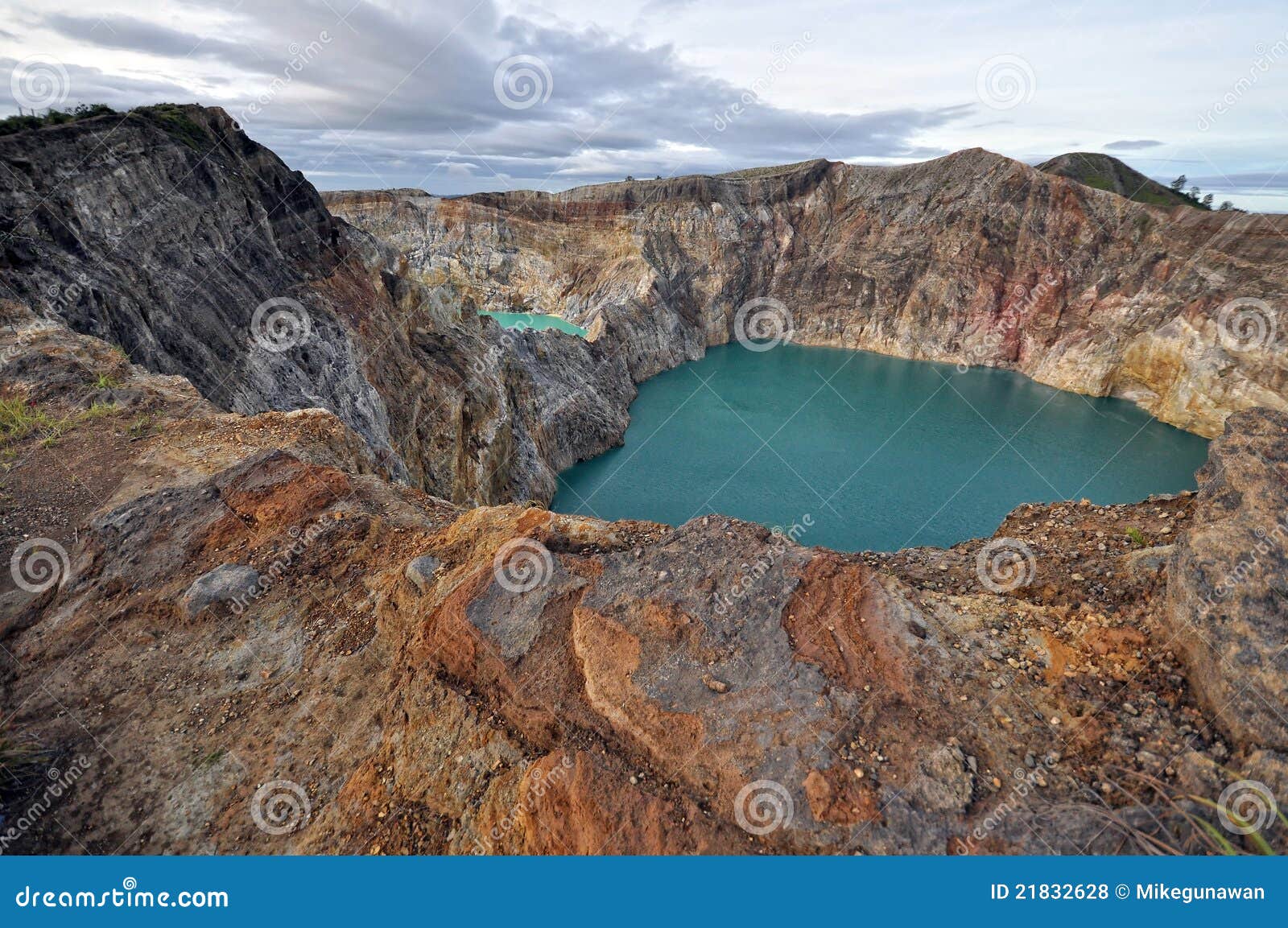 kelimutu volcanic crater