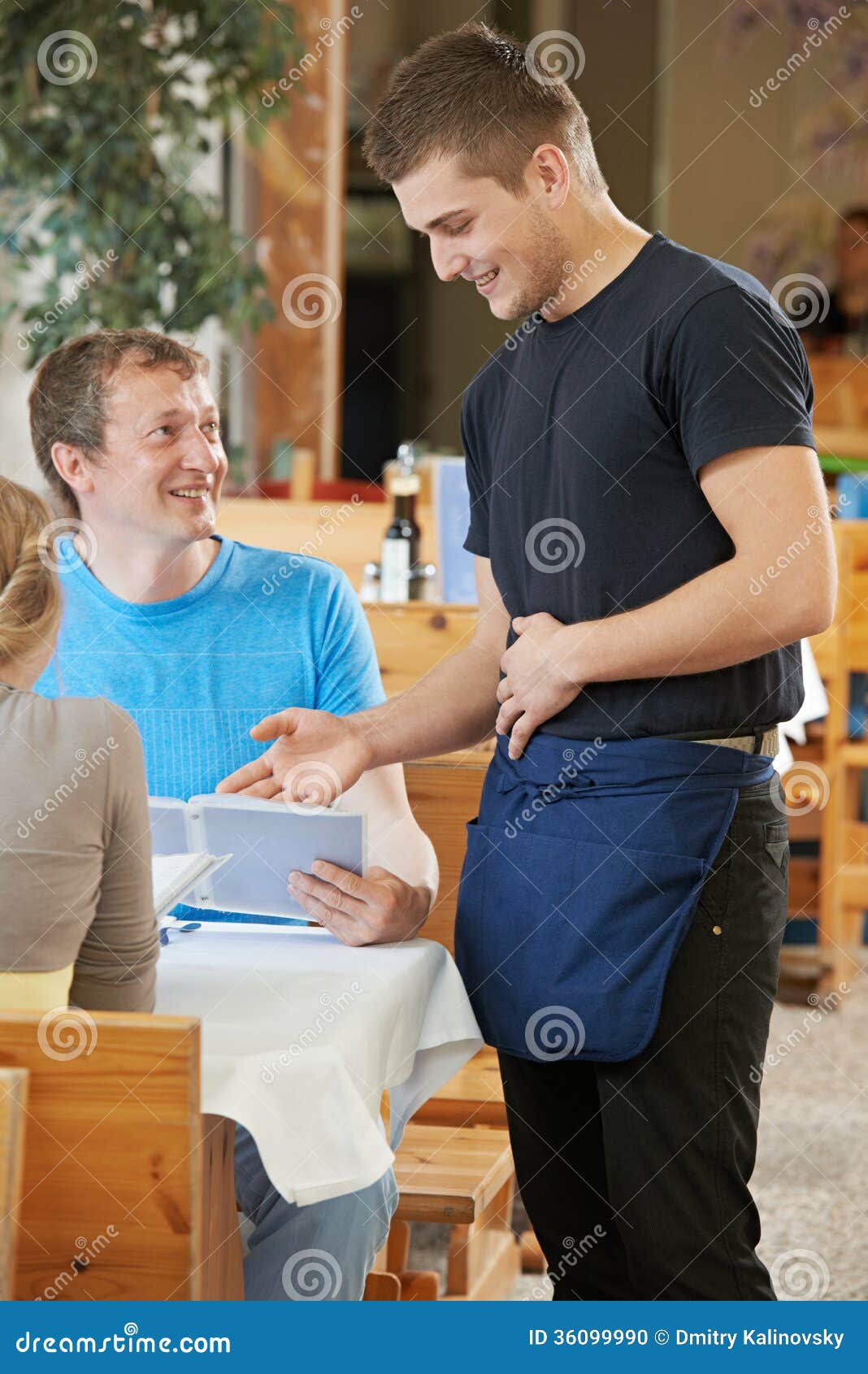 Kellner, Der Junge Leute Im Restaurant Dient Stockfoto Bild von