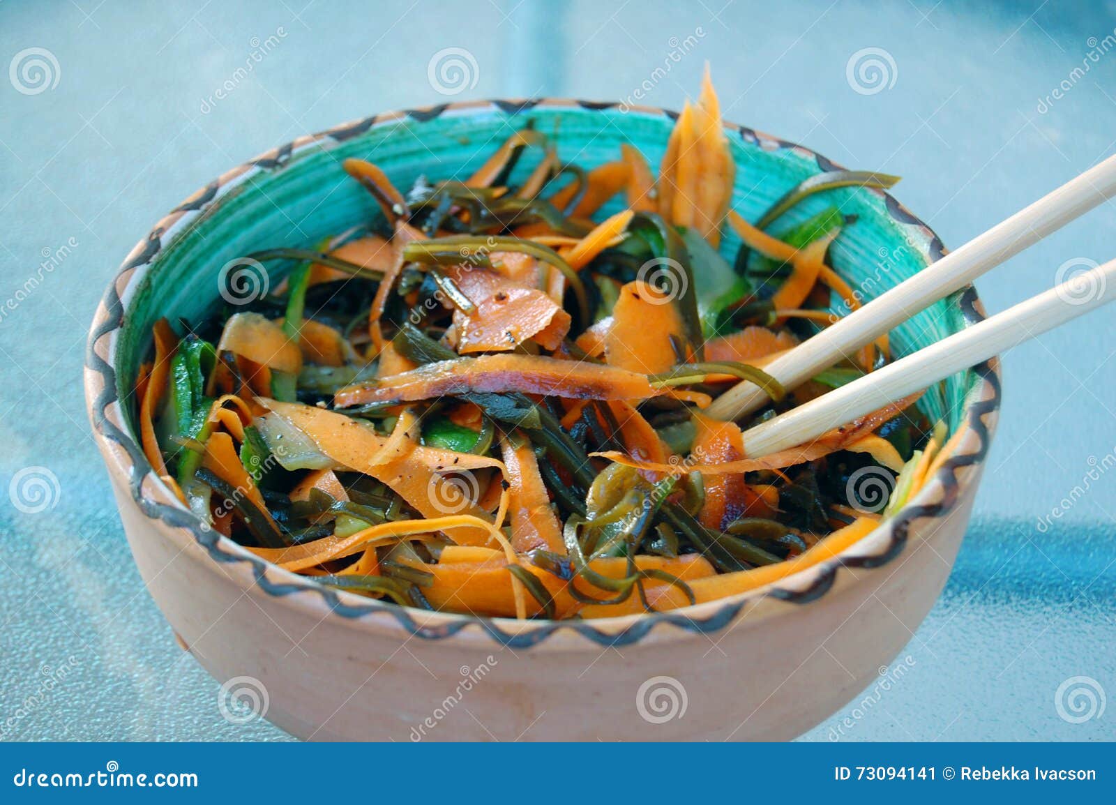 https://thumbs.dreamstime.com/z/kelp-noodles-salad-carrot-cucumber-soy-sauce-ans-wasab-wasabi-ceramic-bowl-73094141.jpg