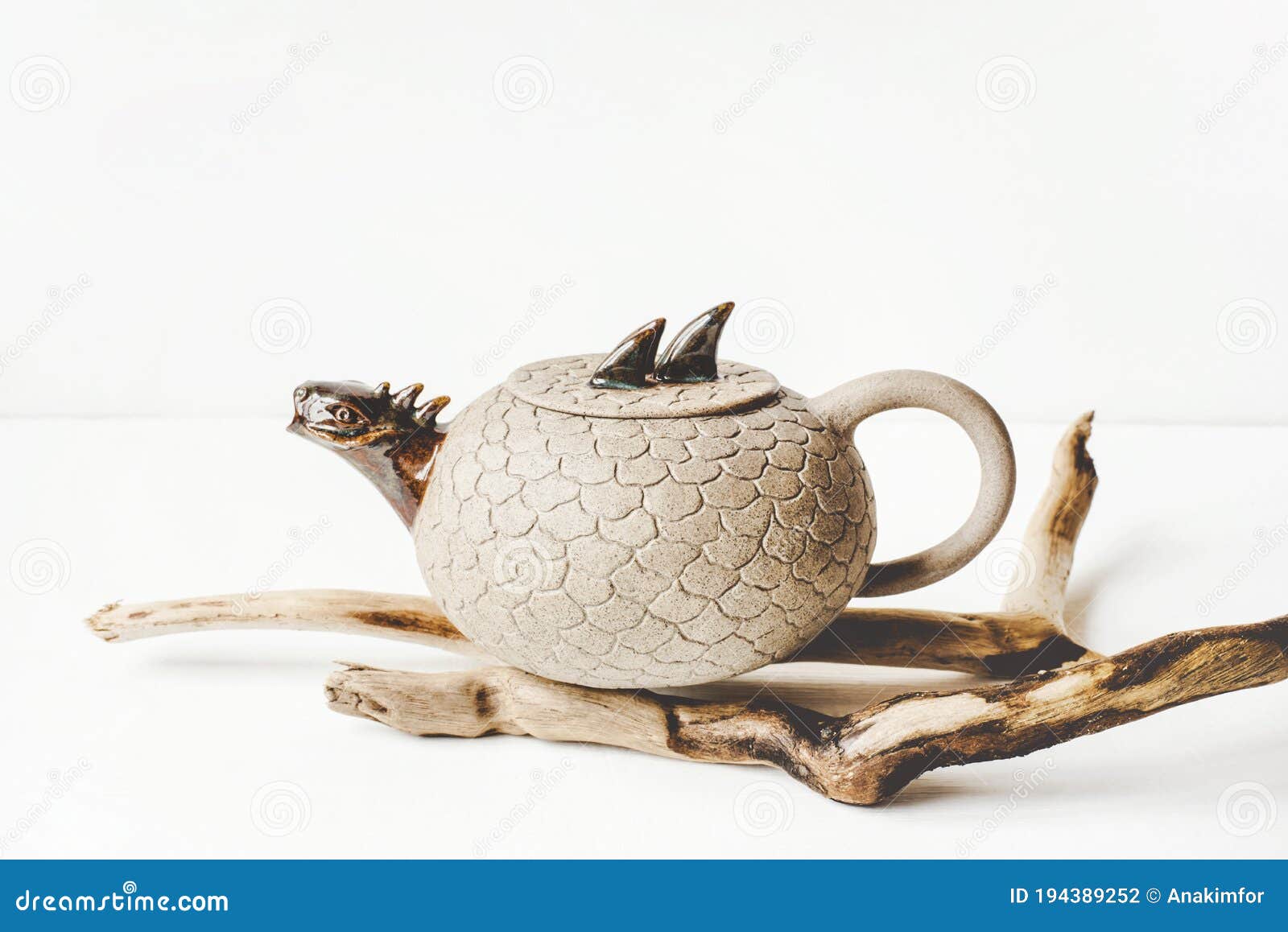 Kemisk Teapot, Handgjord Med En Spets I Form Av En Drake. Arkivfoto - Bild  av utformning, livstid: 194389252