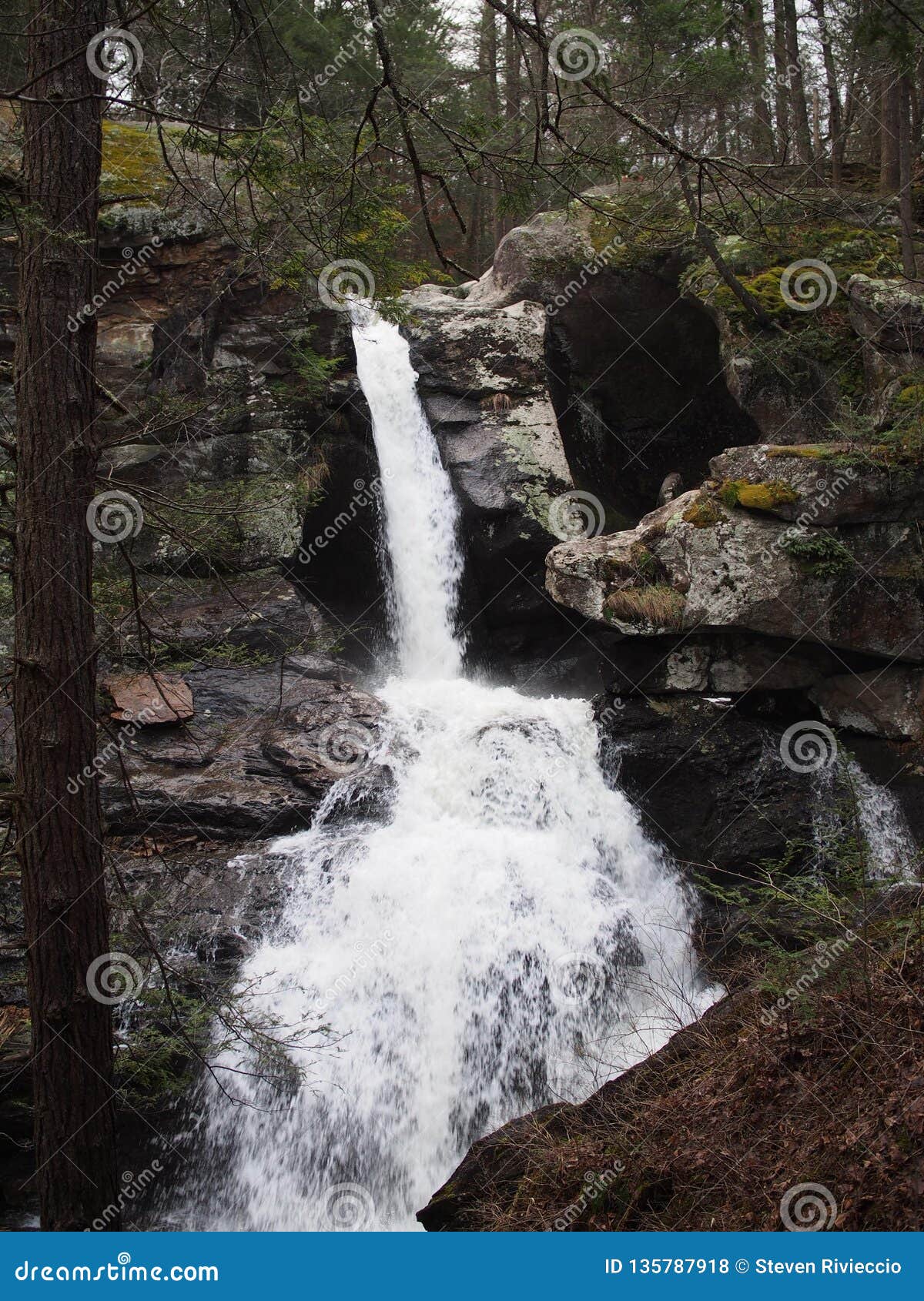 Kent Falls State Park foto de archivo. Imagen de agua 135787918