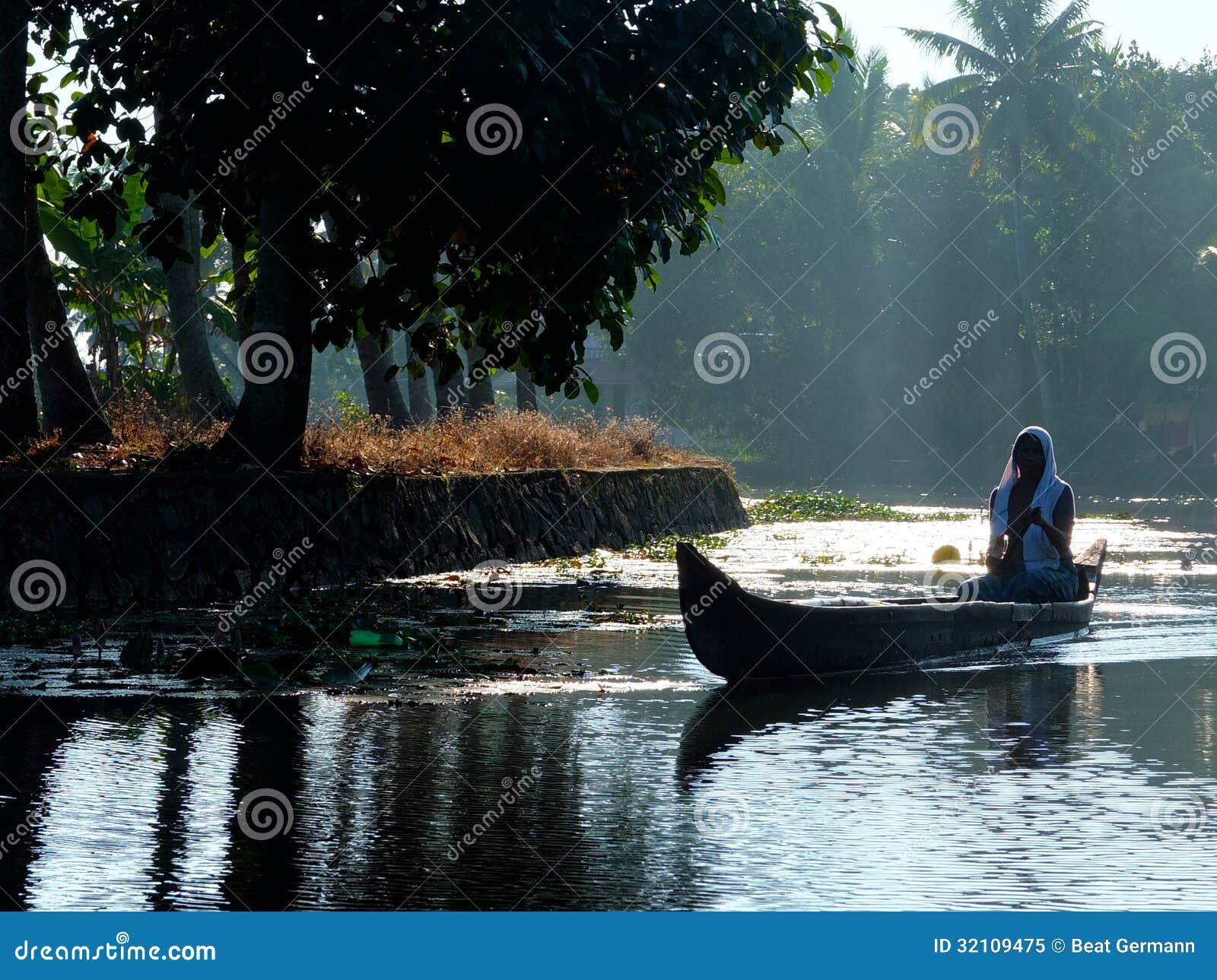 File:Kerala backwaters, Vembanad Lake, Houseboats, India.jpg - Wikipedia