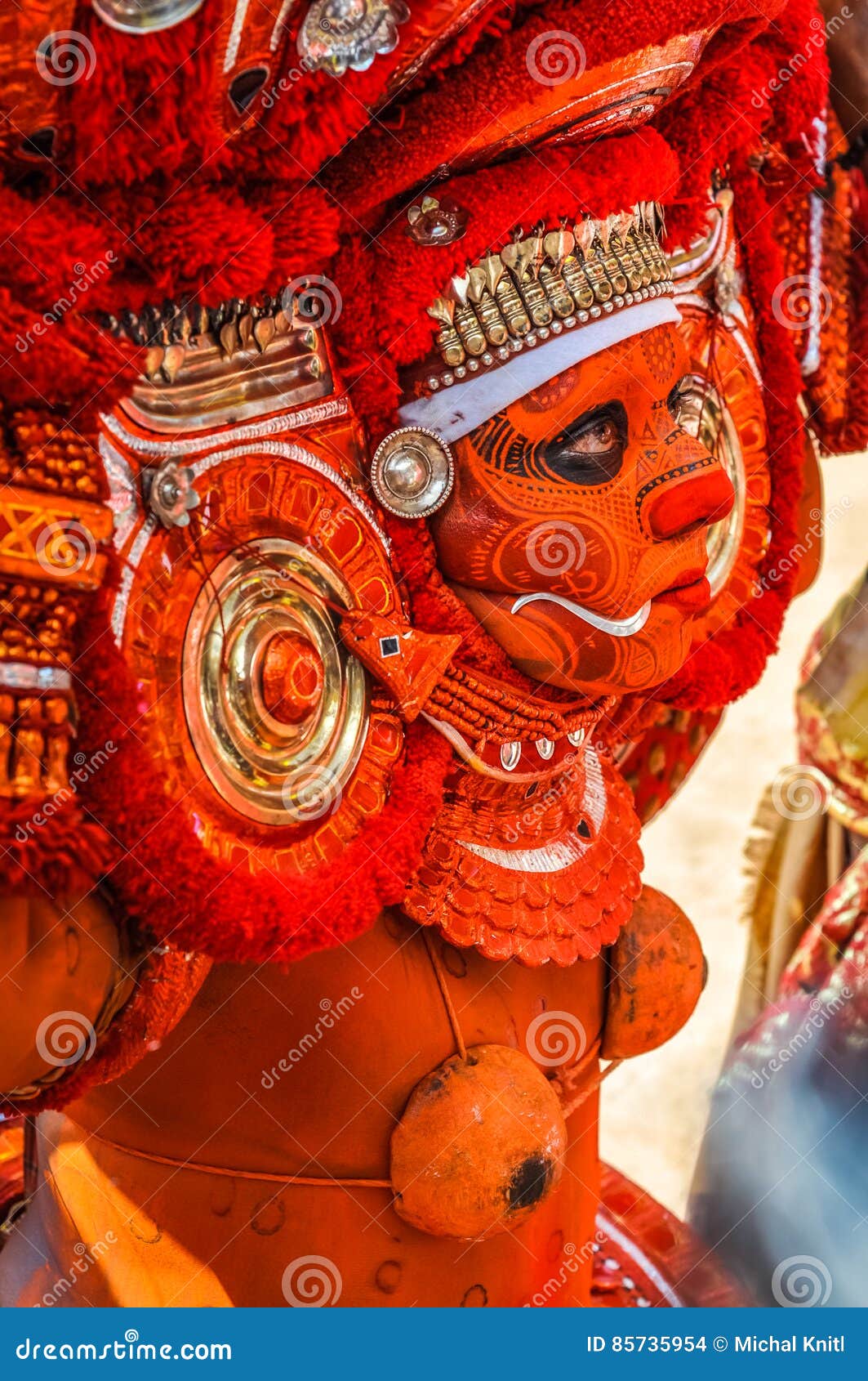 Keralas Theyyam en Kerala. Thottada, al sur de Kannur, Kerala - circa enero de 2012: Foto de la máscara artística compleja y traje del bailarín ritual joven en Theyyam cerca de Thottada, al sur de Kannur, Kerala Editorial documental