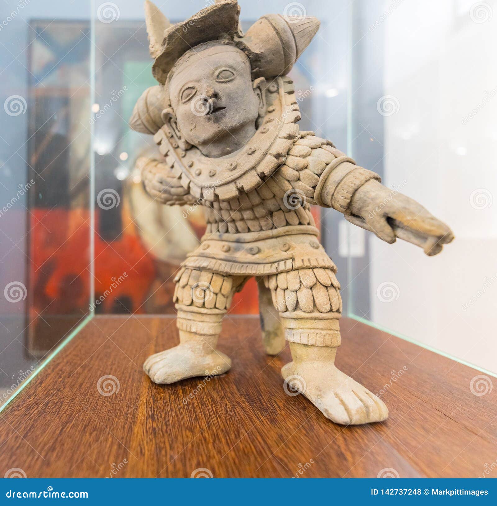 Keramischer Darstellungskrieger Bogota-Nationalmuseums in einer Position des Kampfes gefunden in Narino Kolumbien. Bogota, Kolumbien am 13. März dieser keramische Darstellungskrieger in einer Position des Kampfes, buit im 6. Jahrhundert BC, wird im Nationalmuseum ausgestellt Trieb am 13. März 2019