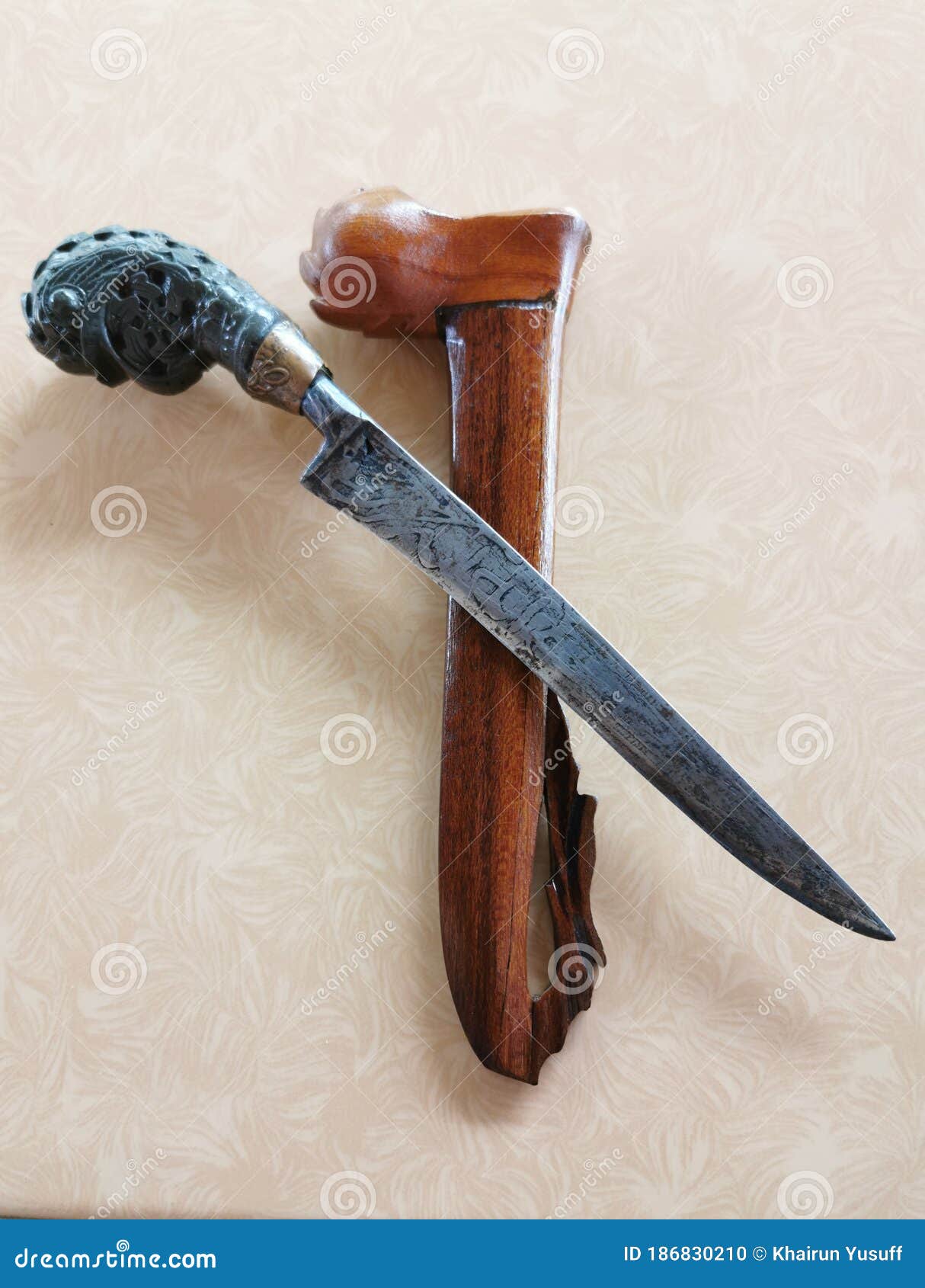 man with malay tradition weapon call KERIS a weapon had curve blade  22924952 PNG