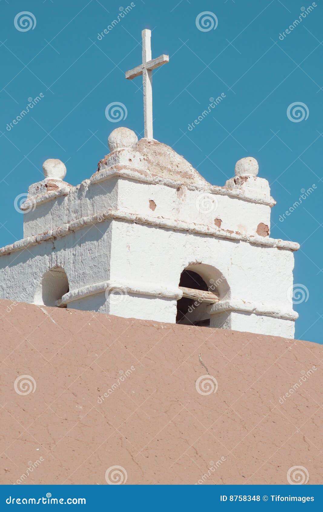 De toren van de kerk die van adobe, in de Atacama woestijn, Chili wordt gemaakt