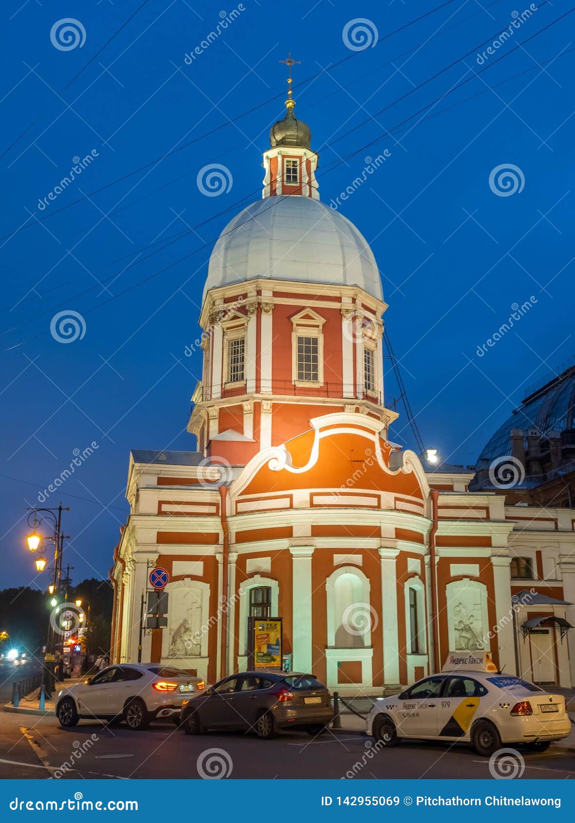 Kerk van St Panteleimon de Genezer, Heilige Petersburg, Rusland. HEILIGE PETERSBURG, RUSLAND - SEPTEMBER 3: Buitenarchitectuur van Kerk van St Panteleimon de Genezer onder de hemel van de schemeringavond in Heilige Petersburg, Rusland, op 3 September, 2018