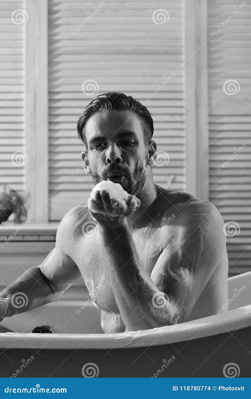Kerl Im Badezimmer Bedeckt Mit Schaum Mit Toilettenartikeln Auf Kerl Im Badezimmer Bedeckt Mit Schaum Mit Toilettenartikeln Auf