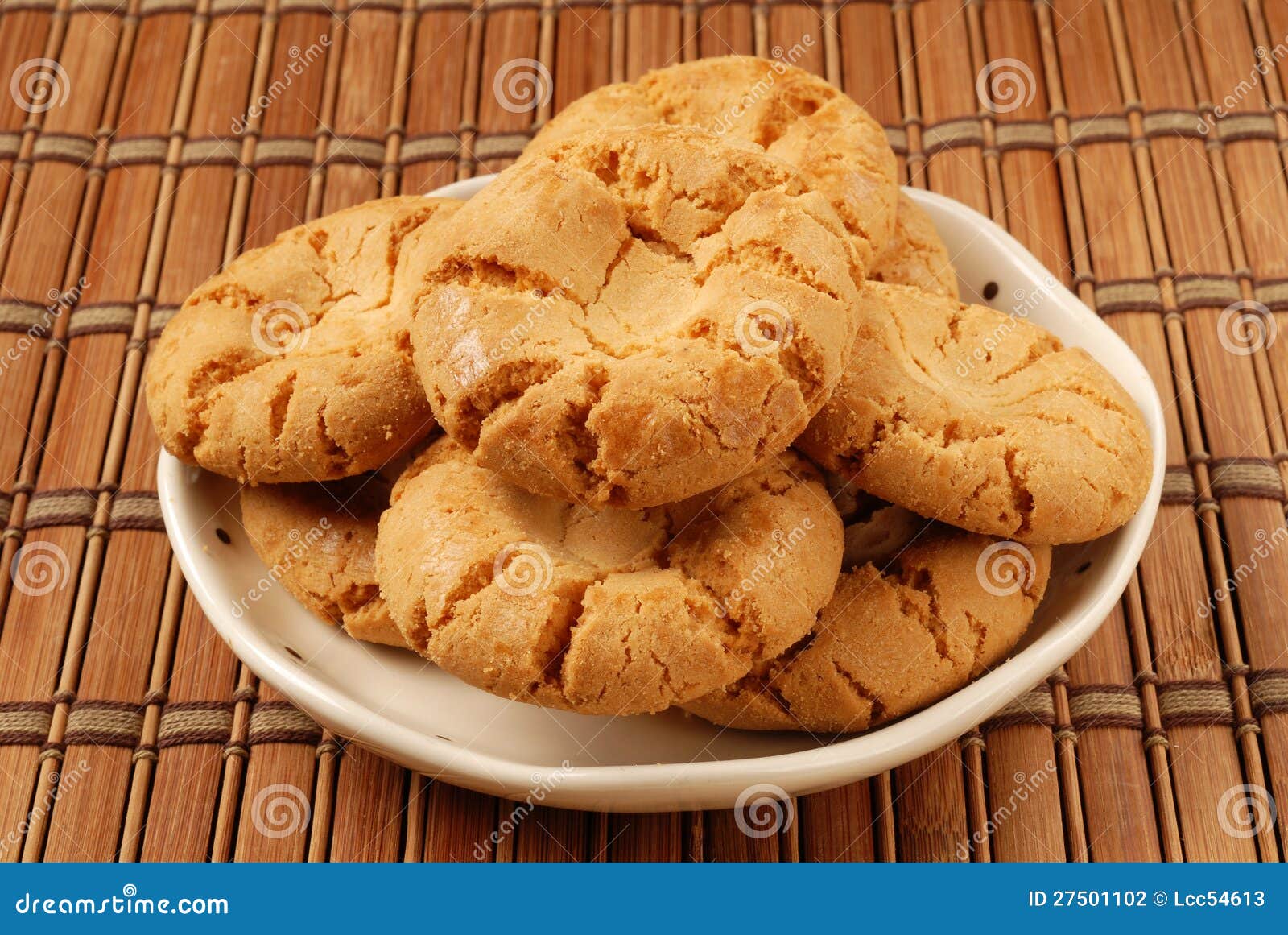 Kernachtig okkernootkoekje op de plaat