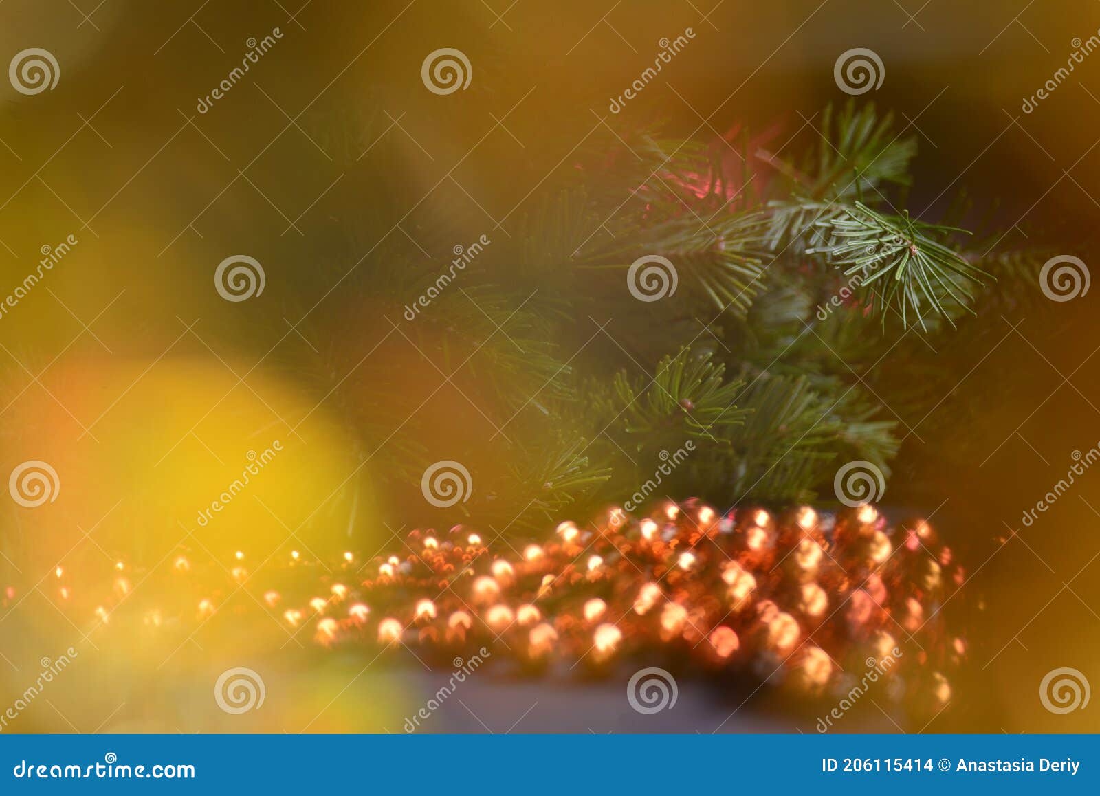 Kerstachtergrond Met Wazig Licht Groene Takken Van Een Kerstboomoranje ...