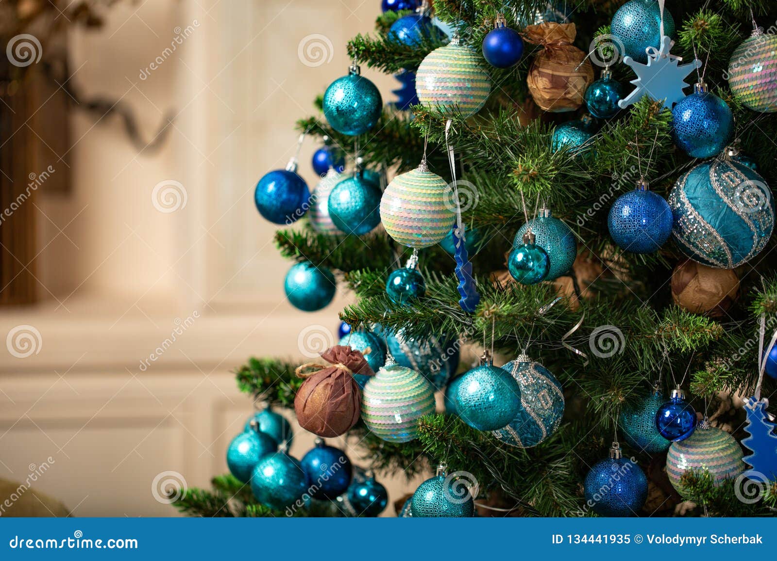 Met Blauw En Wit Speelgoed Het Binnenland Kerstkaart Met Wit En Decor Stock Afbeelding - Image kaart, ontwerp: 134441935