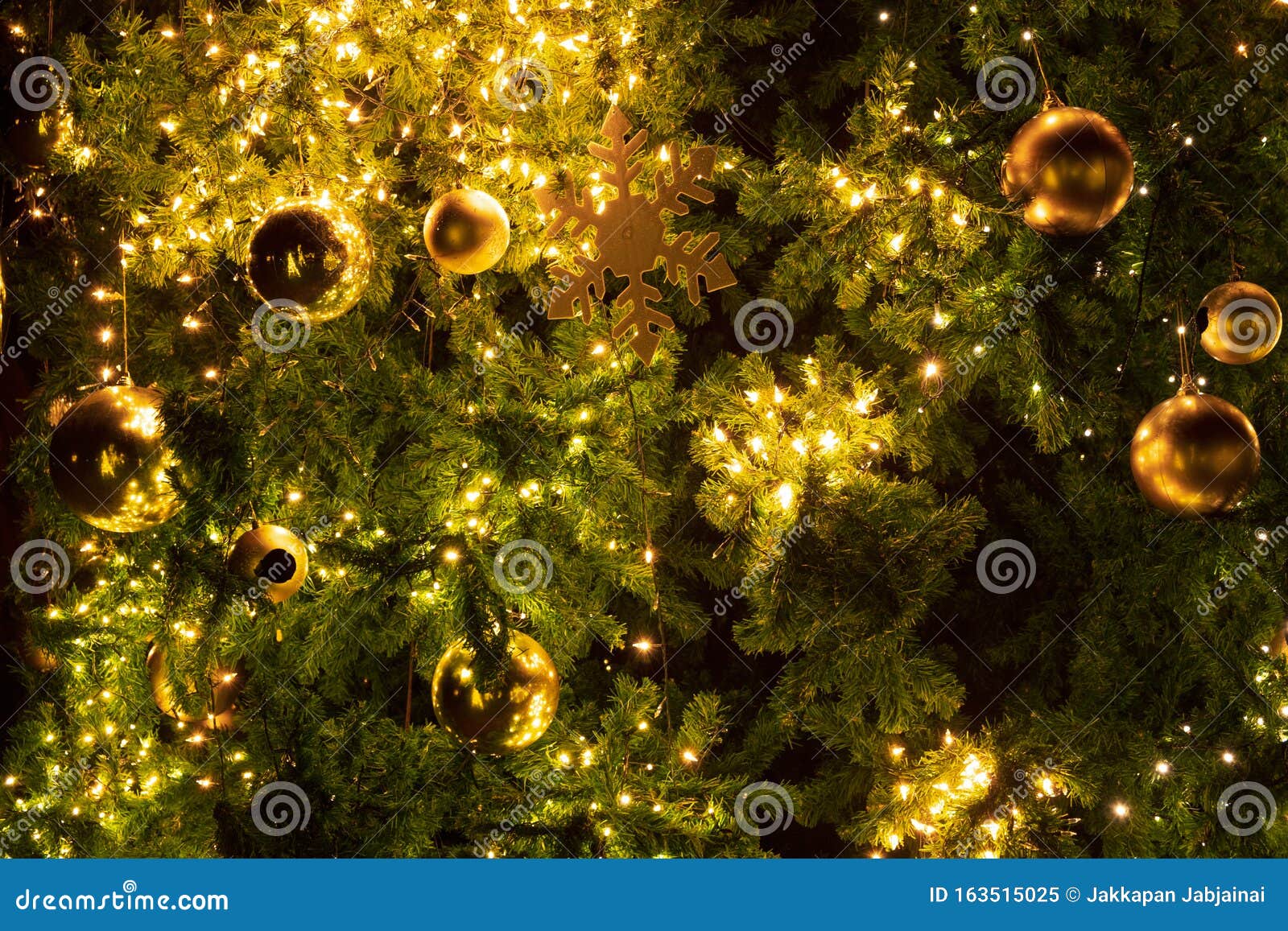 houder Blind Secretaris Kerstboom Met Versiering, Licht En Gouden Bal 's Nachts Stock Afbeelding -  Image of nacht, glanzend: 163515025