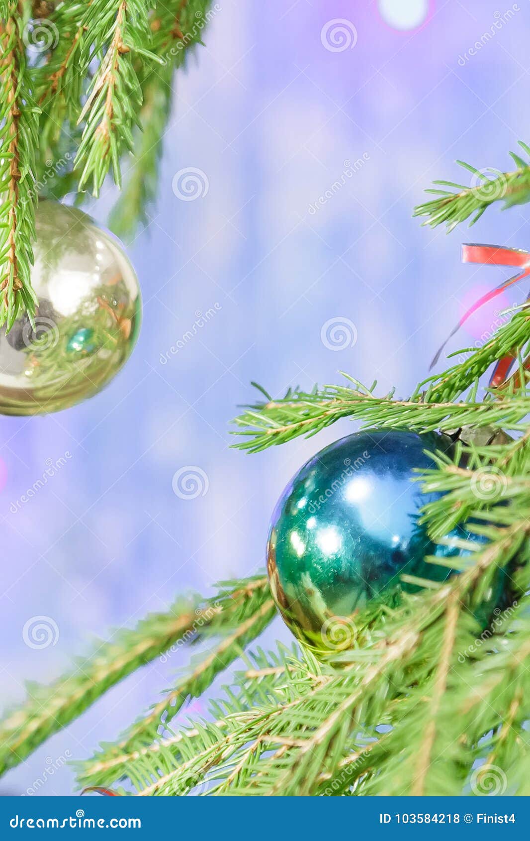 Kerstboomtakken Met Kerstmisballen Die Worden Verfraaid Op Een Blauwe ...