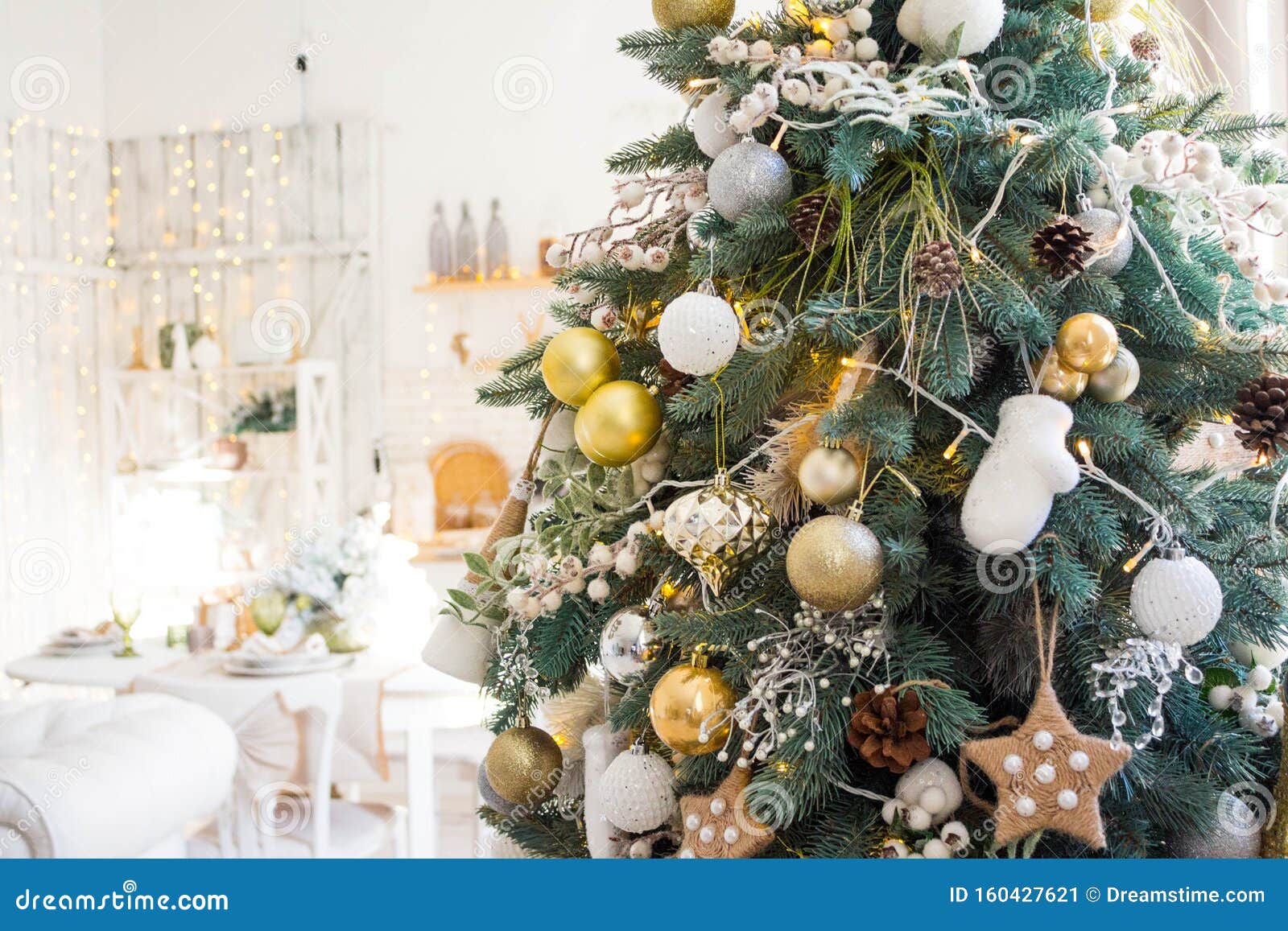 Kerstkamer Binnenontwerp, Kerstboom, Door Licht, Presenteert Speelgoed Goud, Kaarsen En Land, Spiegel Stock Afbeelding - Image of plattelandshuisje: 160427621