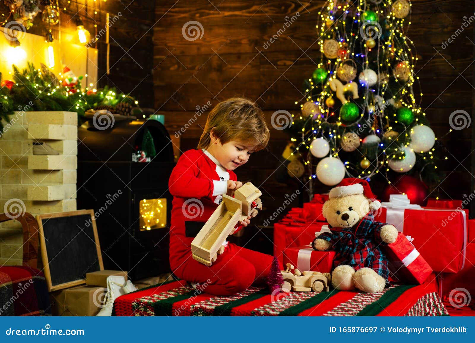 Kerstkind Speelt Met Kerstspeelgoed Op Kerstboomachtergrond Kid Wacht Op  Het Nieuwjaar Gefeliciteerd Stock Afbeelding - Image Of Vooravond,  Achtergrond: 165876697