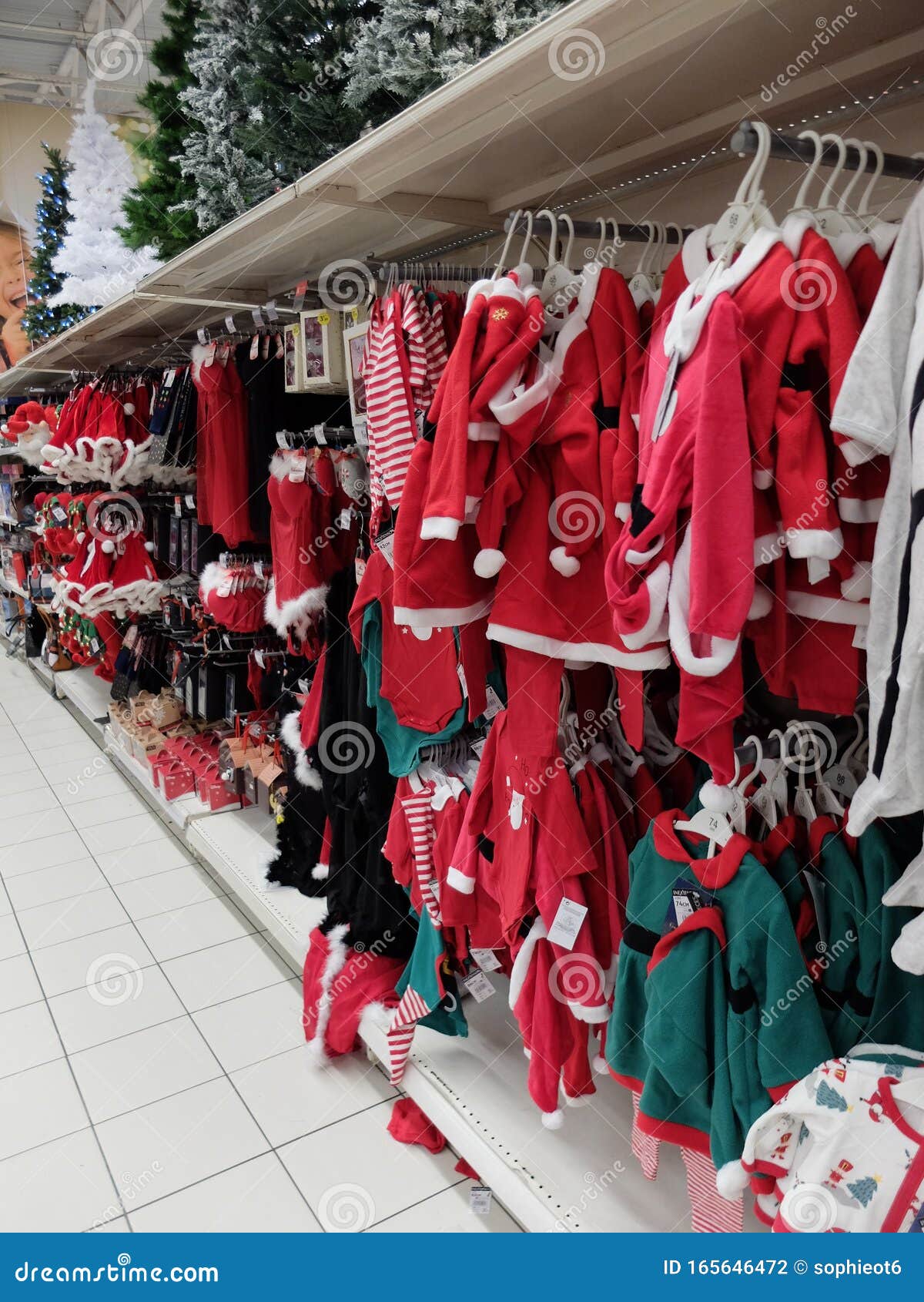 Warmte zak ga verder Kerstkleding in Winkelcentrum Auchan Redactionele Fotografie - Image of  berg, kerstmis: 165646472