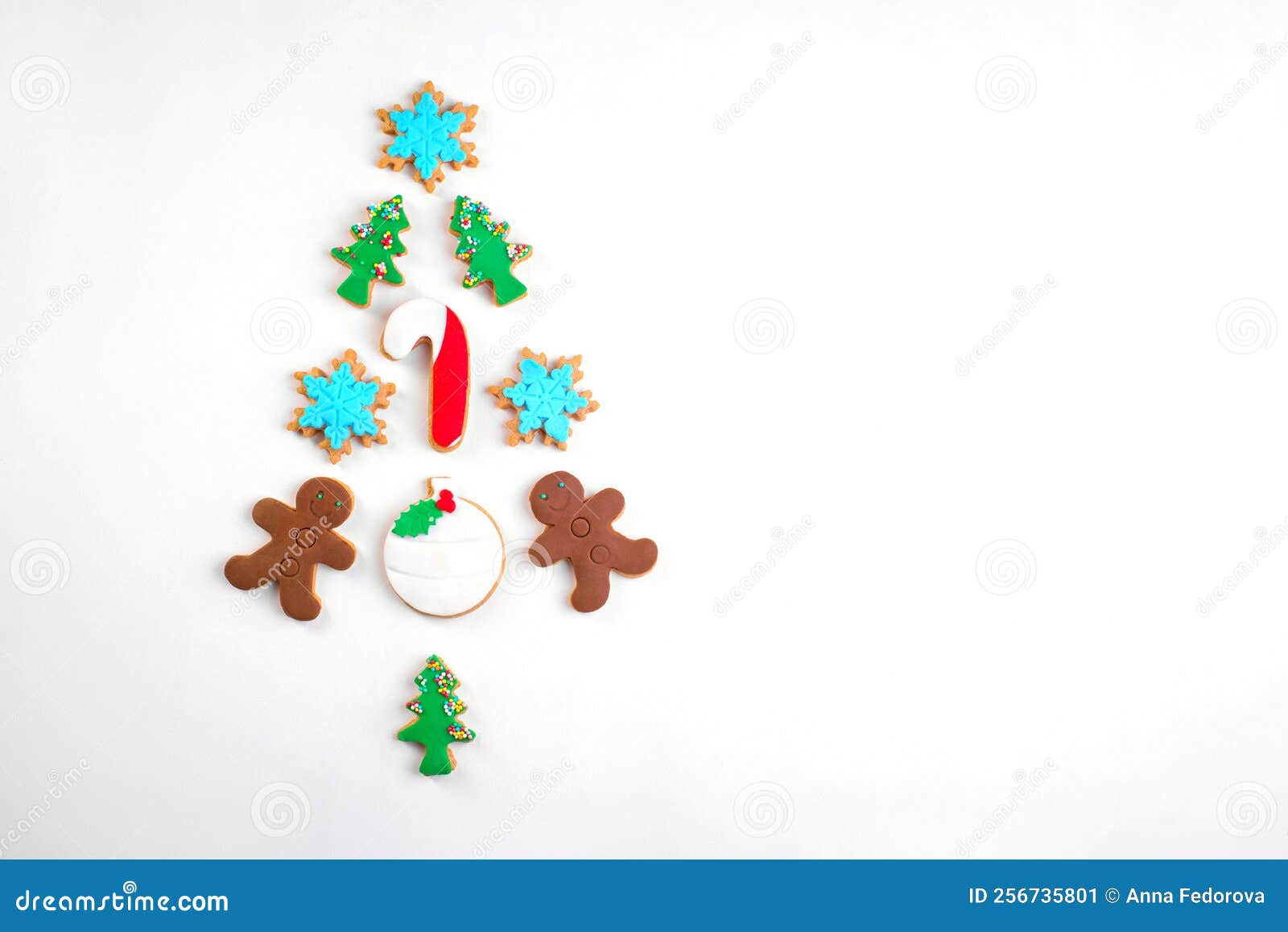 Kerstkoekjes in De Vorm Van Een Kerstboom Op De Witte Achtergrond Stock