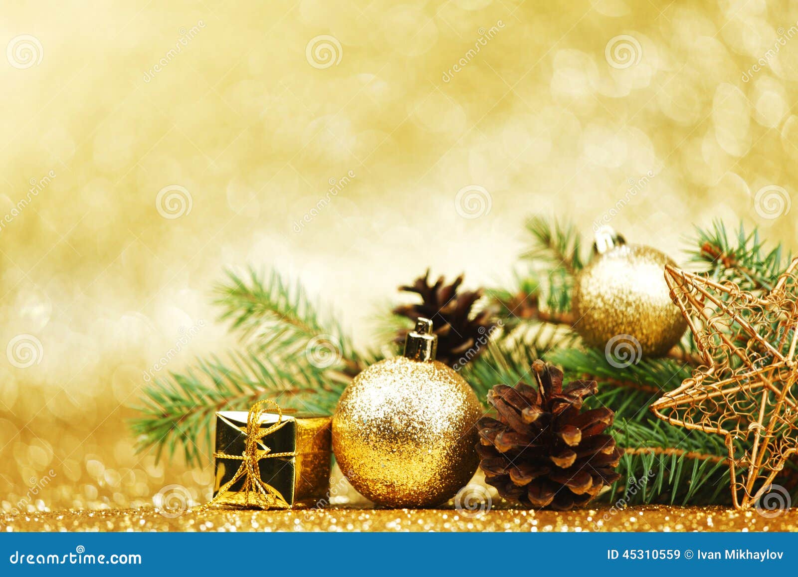 Kerstman Klaus, hemel, vorst, zak. Kerstkaart met spartak en decoratie op gouden gitterachtergrond